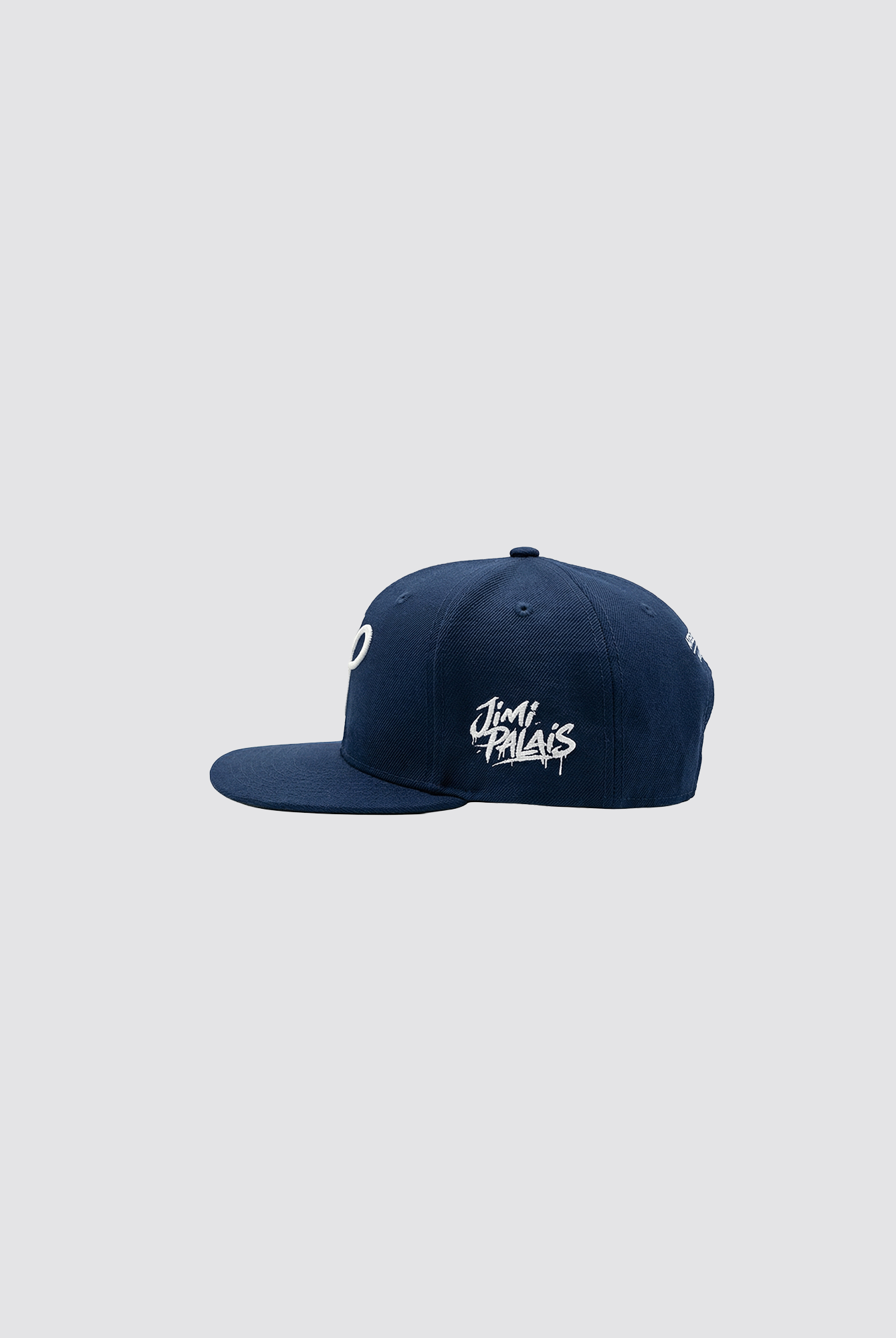 Marineblaue Snapback mit J Monogramm und Stickerei hinten