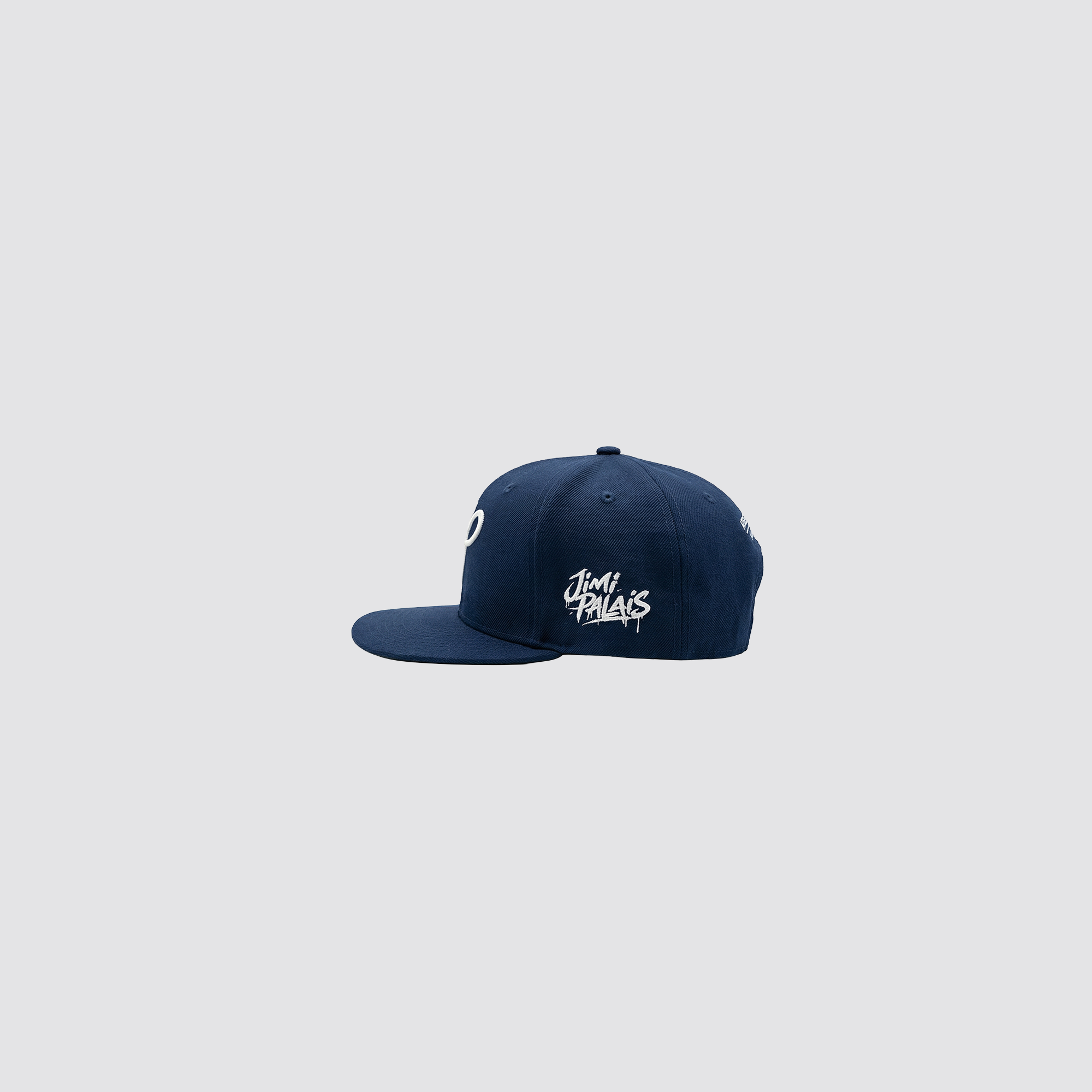 Marineblaue Snapback mit J Monogramm und Stickerei hinten