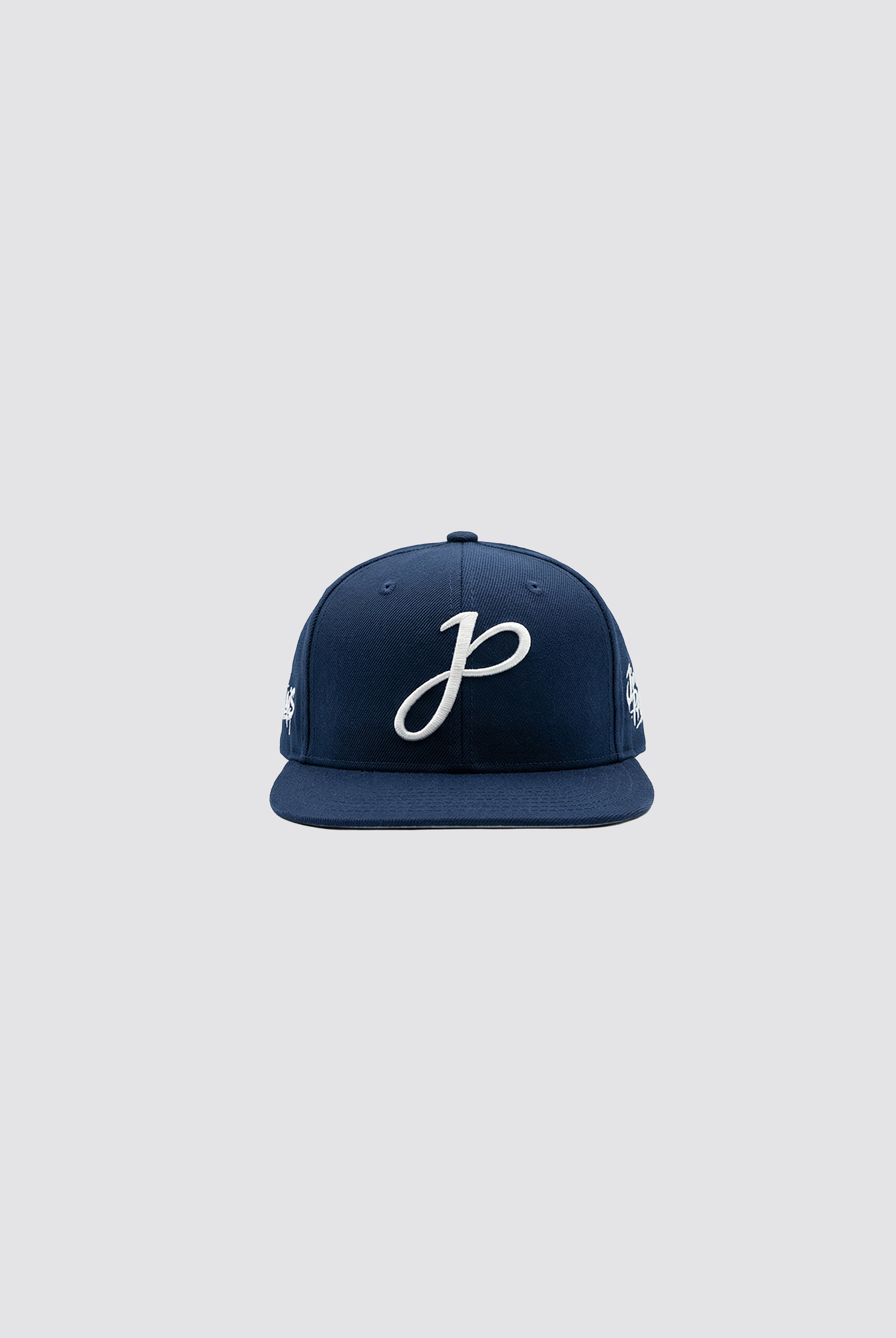 Marineblaue Snapback mit J Monogramm und Stickerei hinten