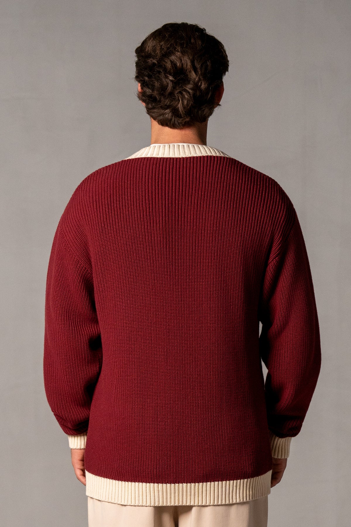 Herren Cardigan mit JIMI PALAIS Applikation – Bordeauxrot, Rückansicht