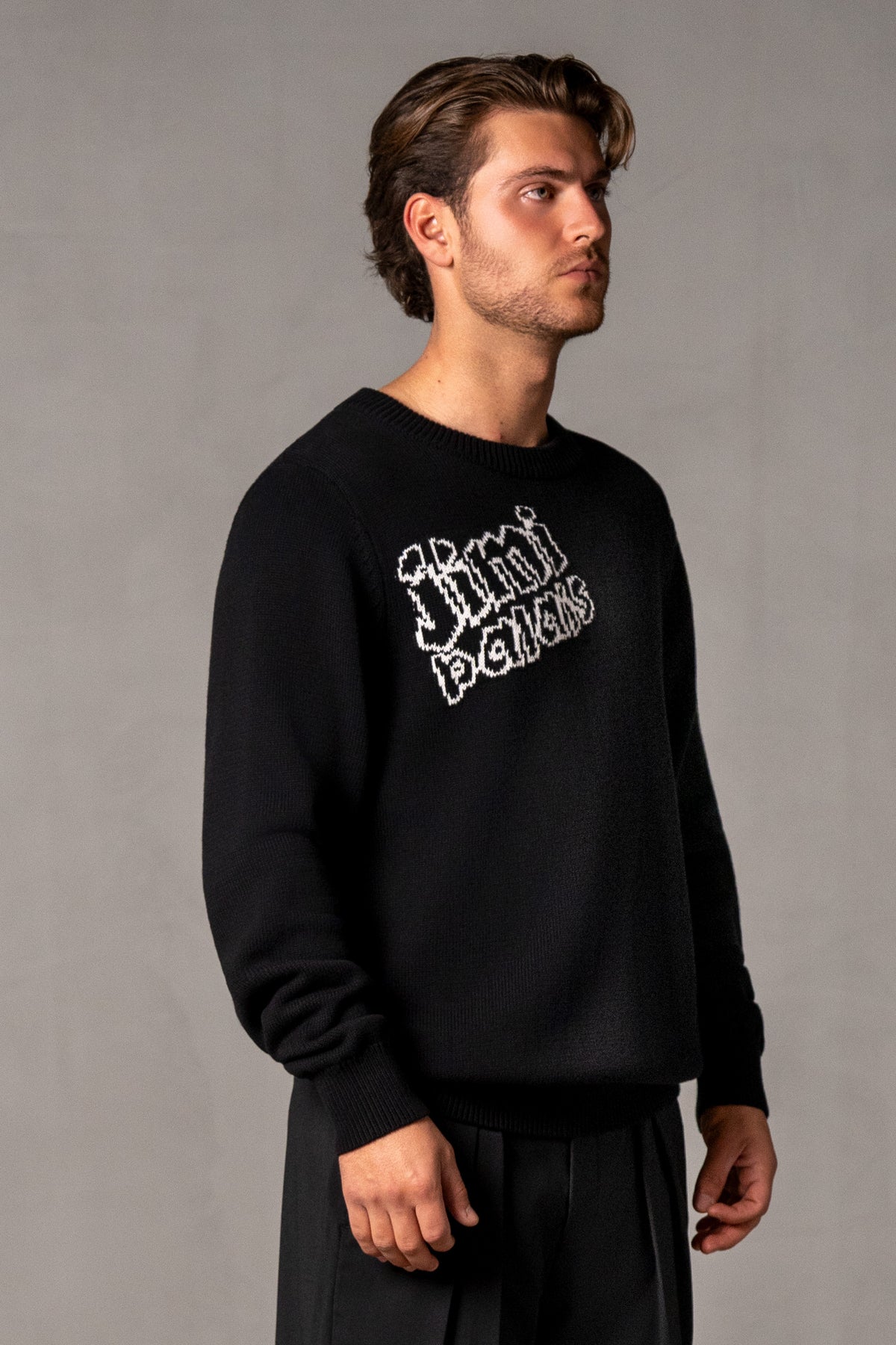 Herren Strick-Sweater mit JIMI PALAIS Jacquard-Logo – Schwarz, Seitenansicht