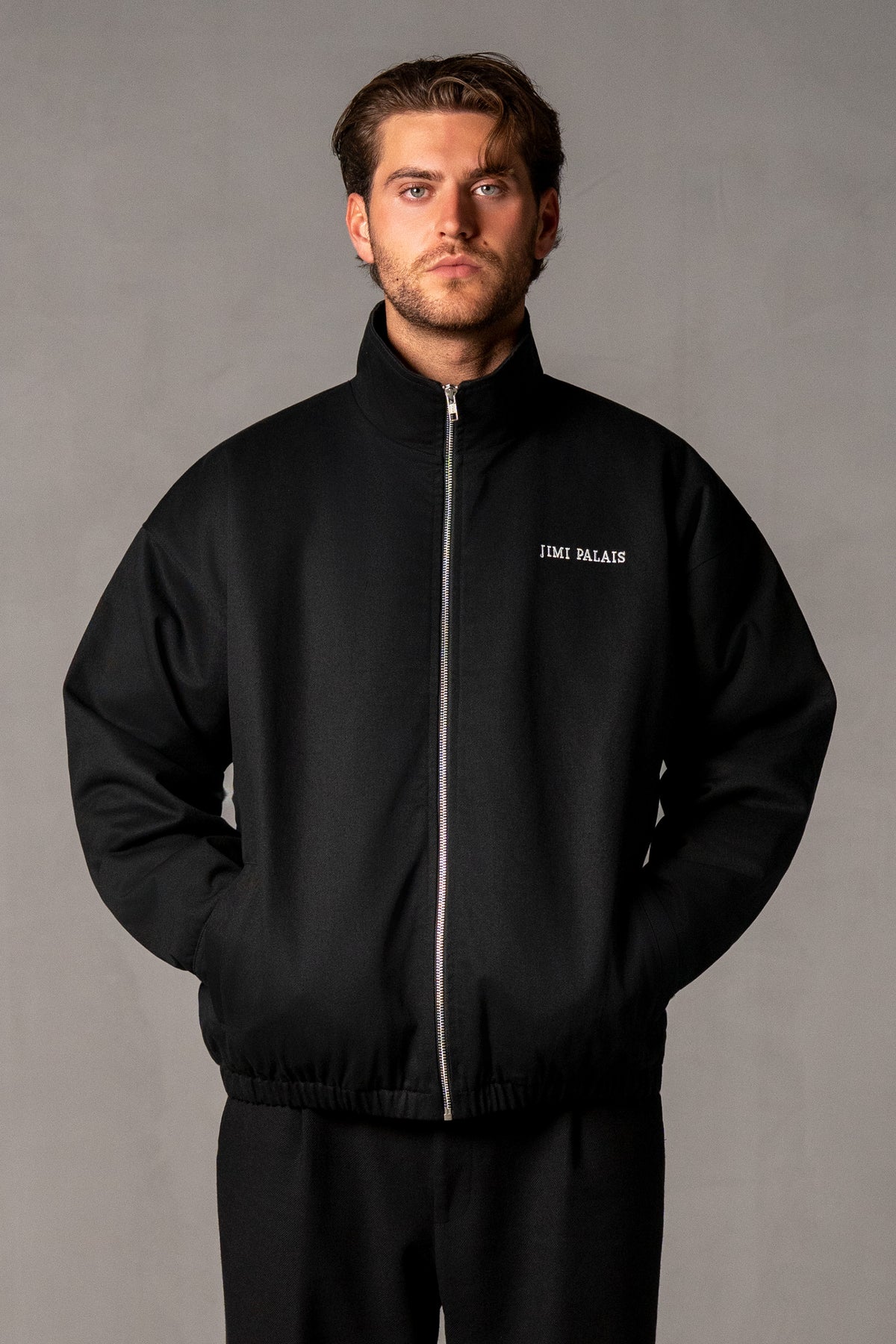 Herren Jacke Schwarz mit JIMI PALAIS Logo – Schwarz, Vorderansicht