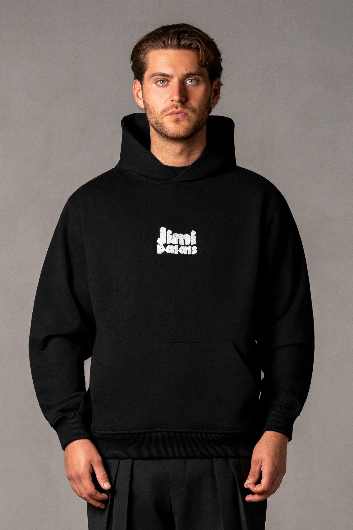 Herren Hoodie Schwarz mit JIMI PALAIS Stick – Schwarz, Vorderansicht