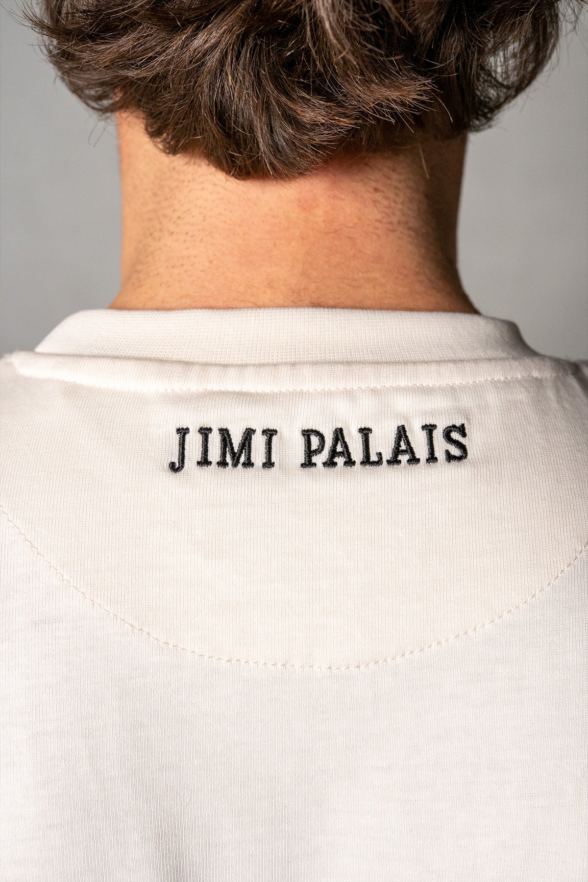 Herren T-Shirt mit JIMI PALAIS Monogramm – Beige, Detail