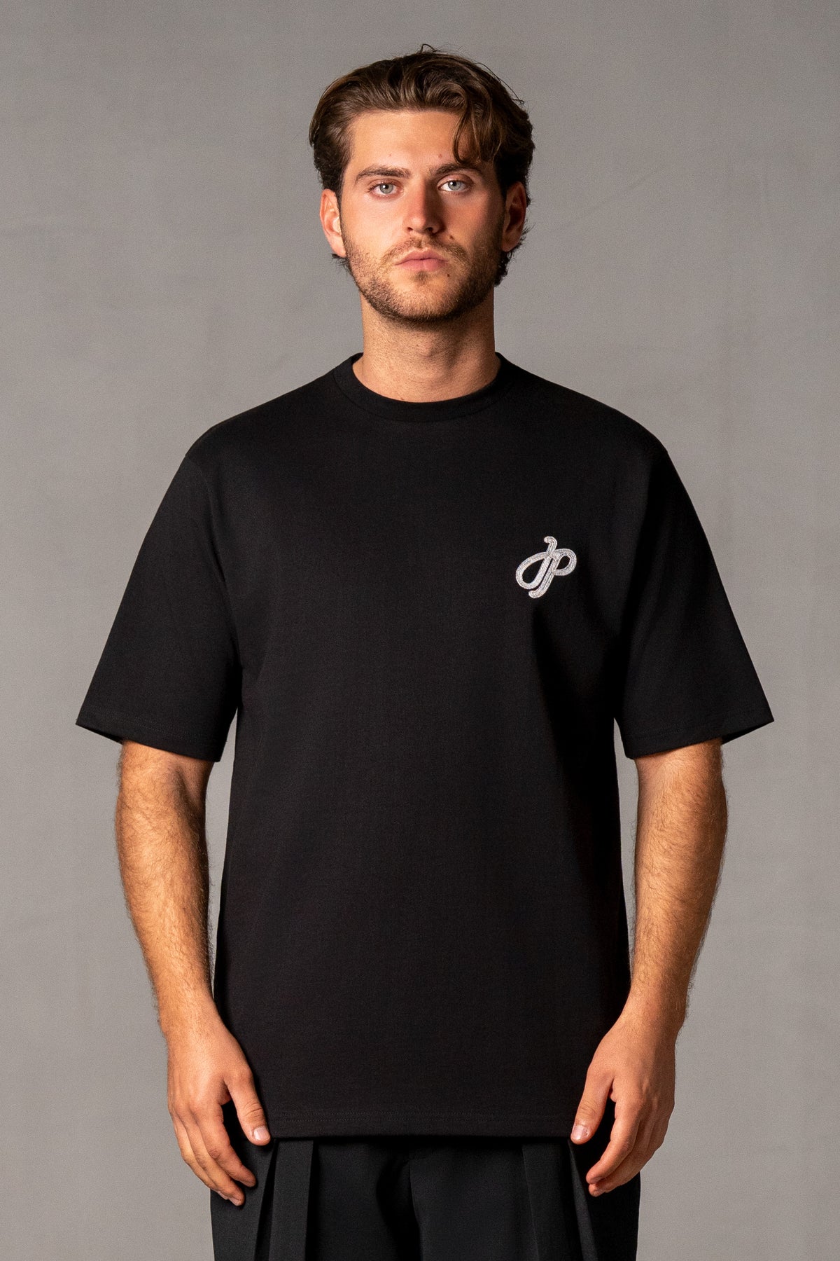 Herren T-Shirt mit JIMI PALAIS Monogramm – Schwarz, Vorderansicht