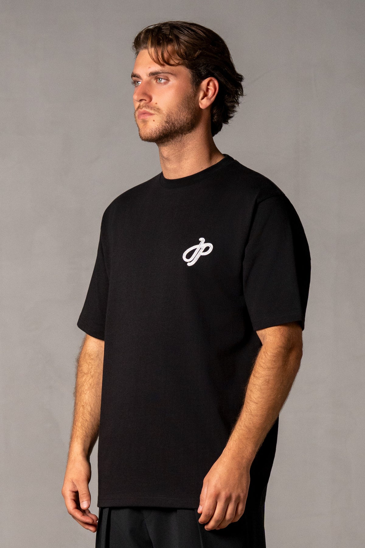 Herren T-Shirt mit JIMI PALAIS Monogramm – Schwarz, Seitenansicht