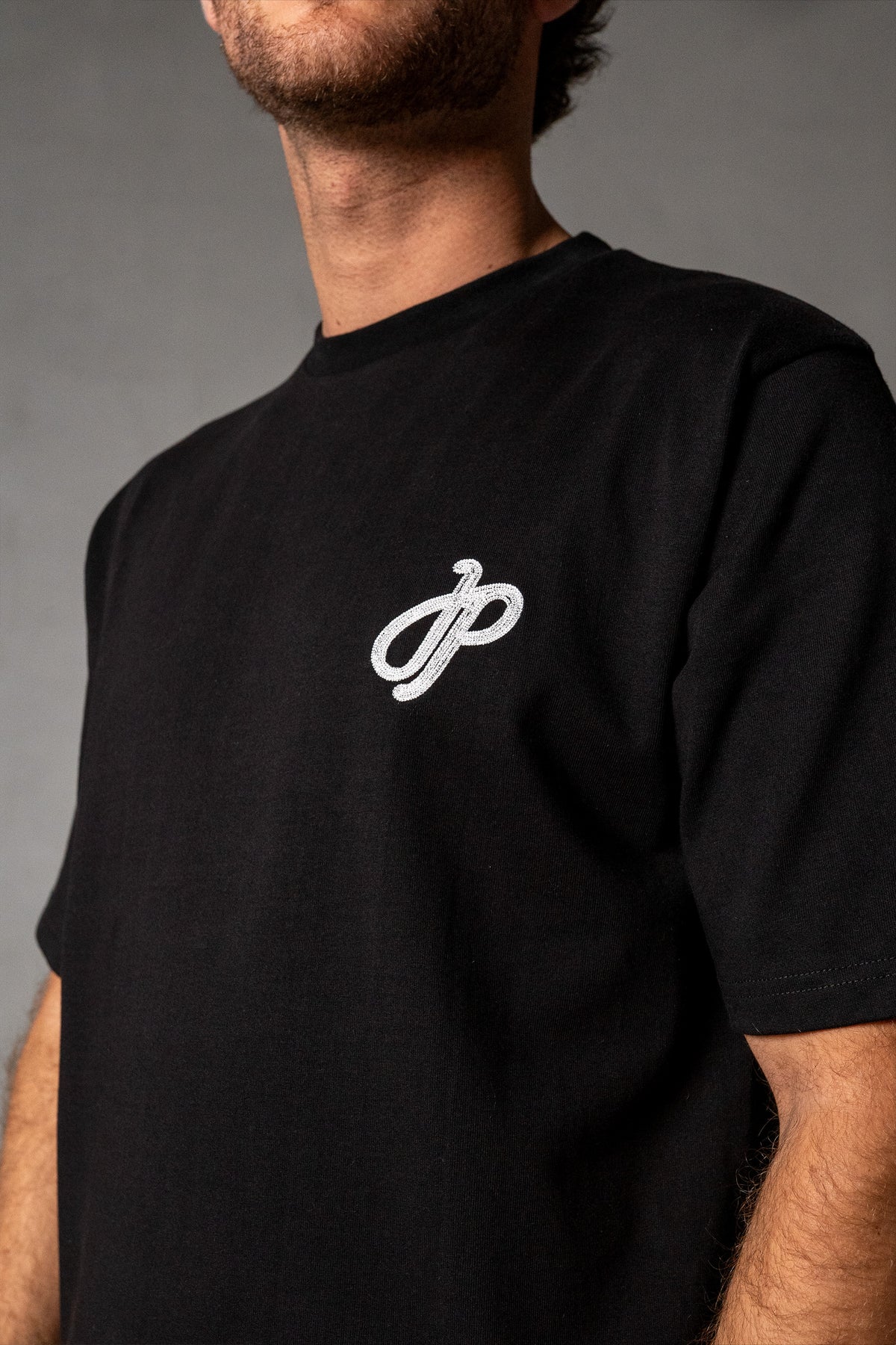 Herren T-Shirt mit JIMI PALAIS Monogramm – Schwarz, Detail