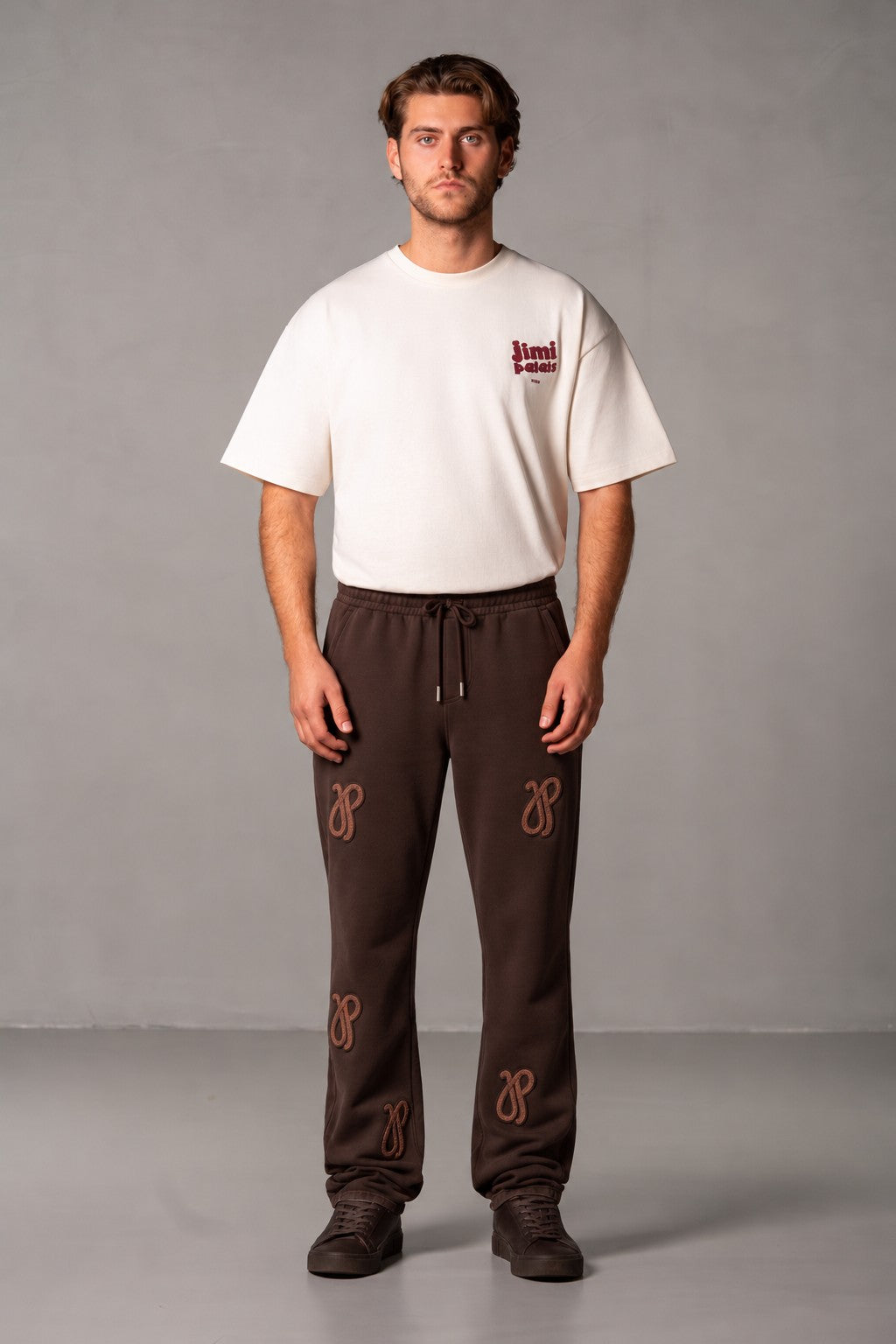 Herren Jogginghose Braun mit JIMI PALAIS Monogramm-Patches – Braun, Vorderansicht am Model