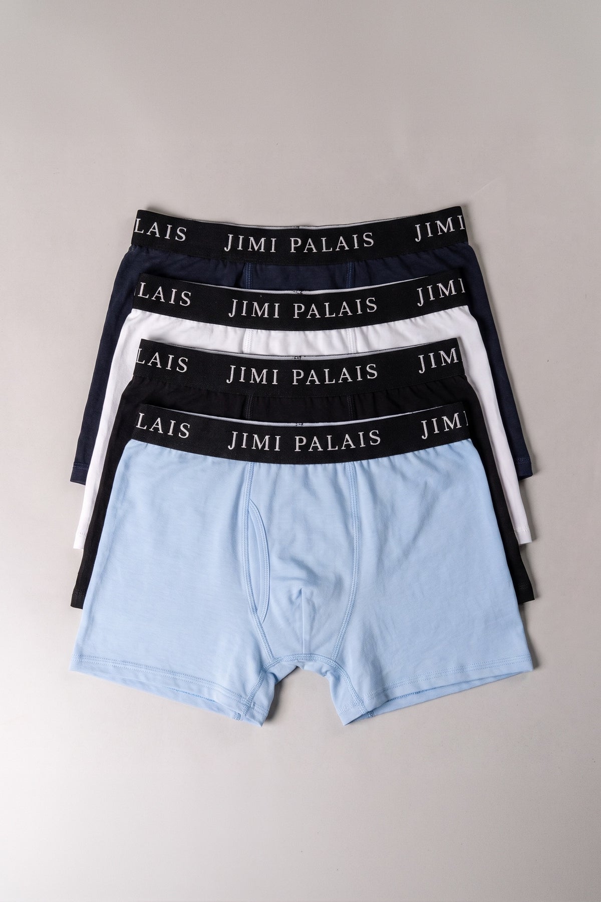 Herren Boxershorts im 4er-Set von JIMI PALAIS in Marineblau, Weiß, Schwarz und Hellblau mit Logobund