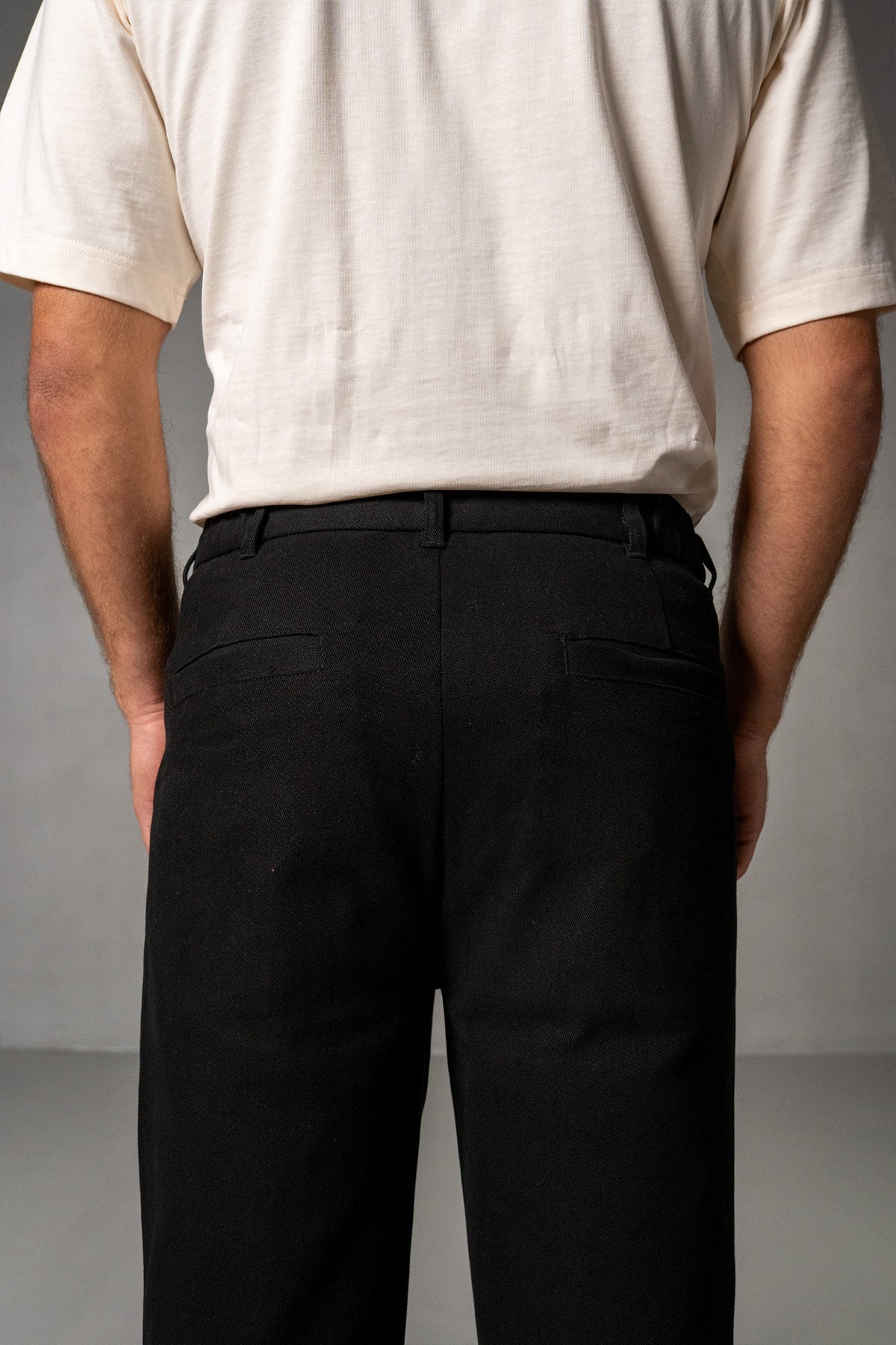 Herren Jeans Schwarz mit Bundfalte – Schwarz, Detail Bundfalte