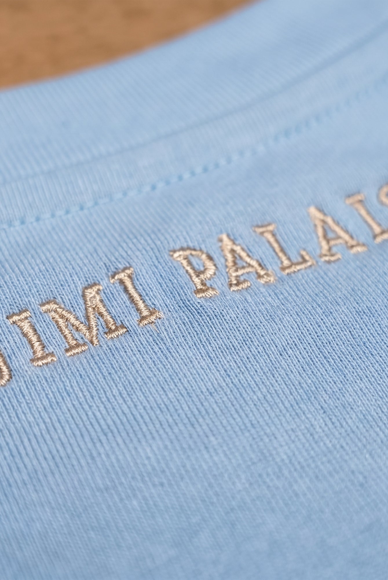 Babyblaues T Shirt mit J Monogramm und Schriftzug am Kragen