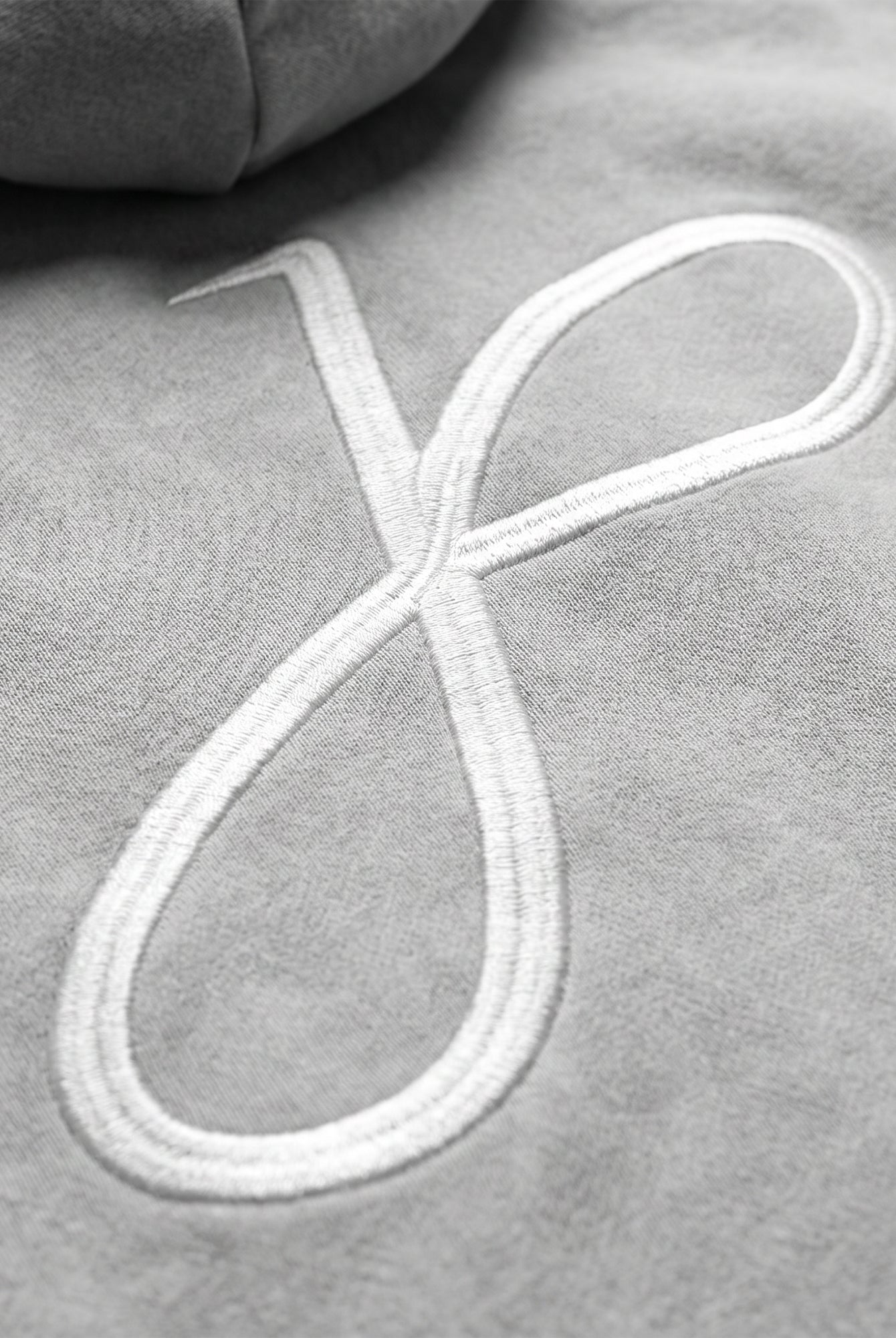Hoodie mit J Monogramm vorne und großem Print auf der Rückseite