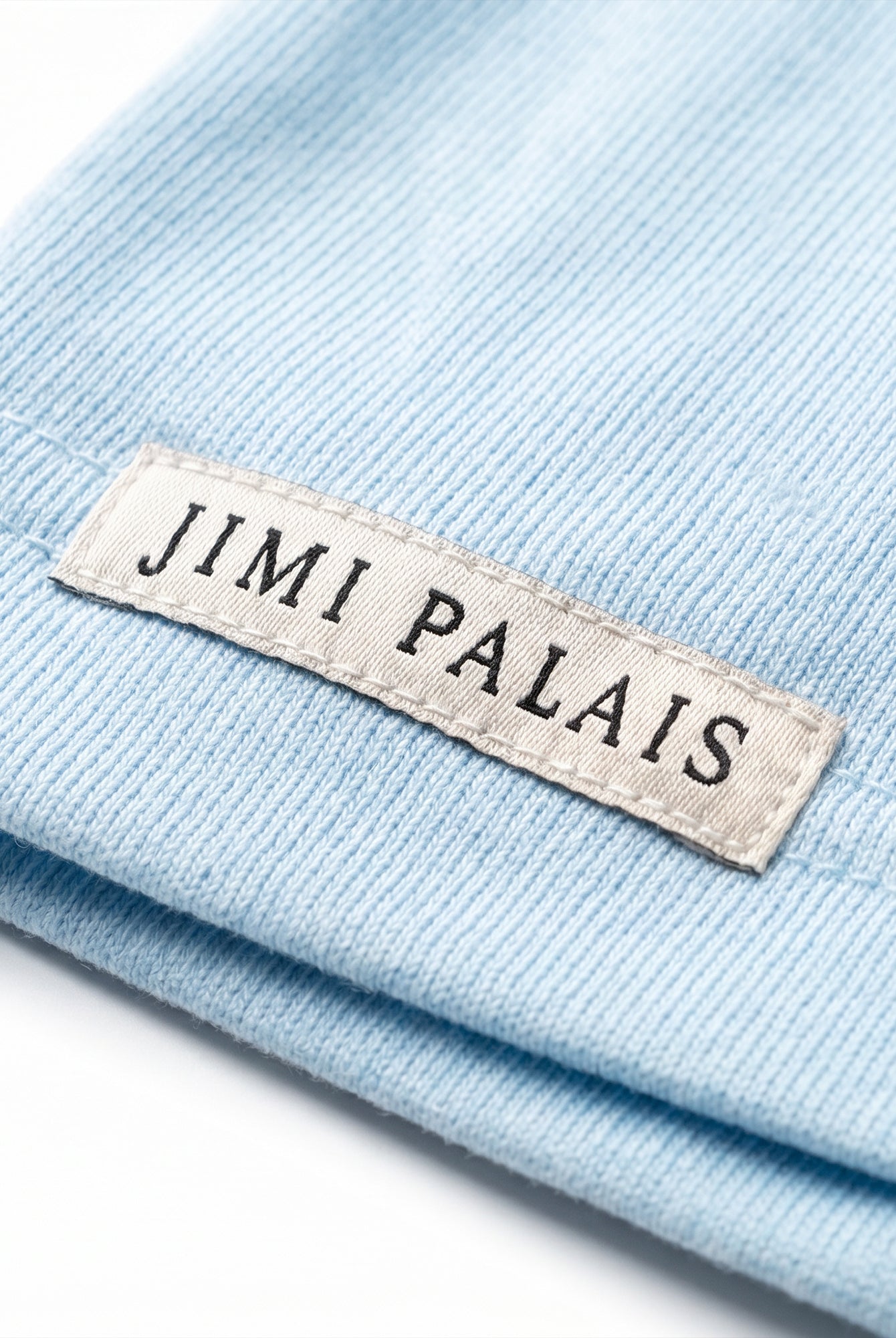 Babyblaues T Shirt mit J Monogramm und Schriftzug am Kragen und Stickerei