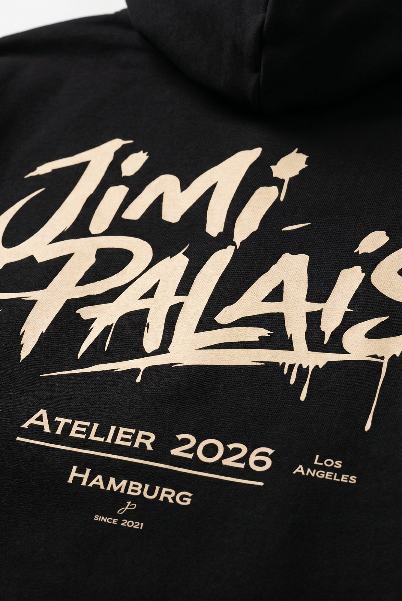 Schwarzer Hoodie mit kleinem Frontprint und großem Rückenprint