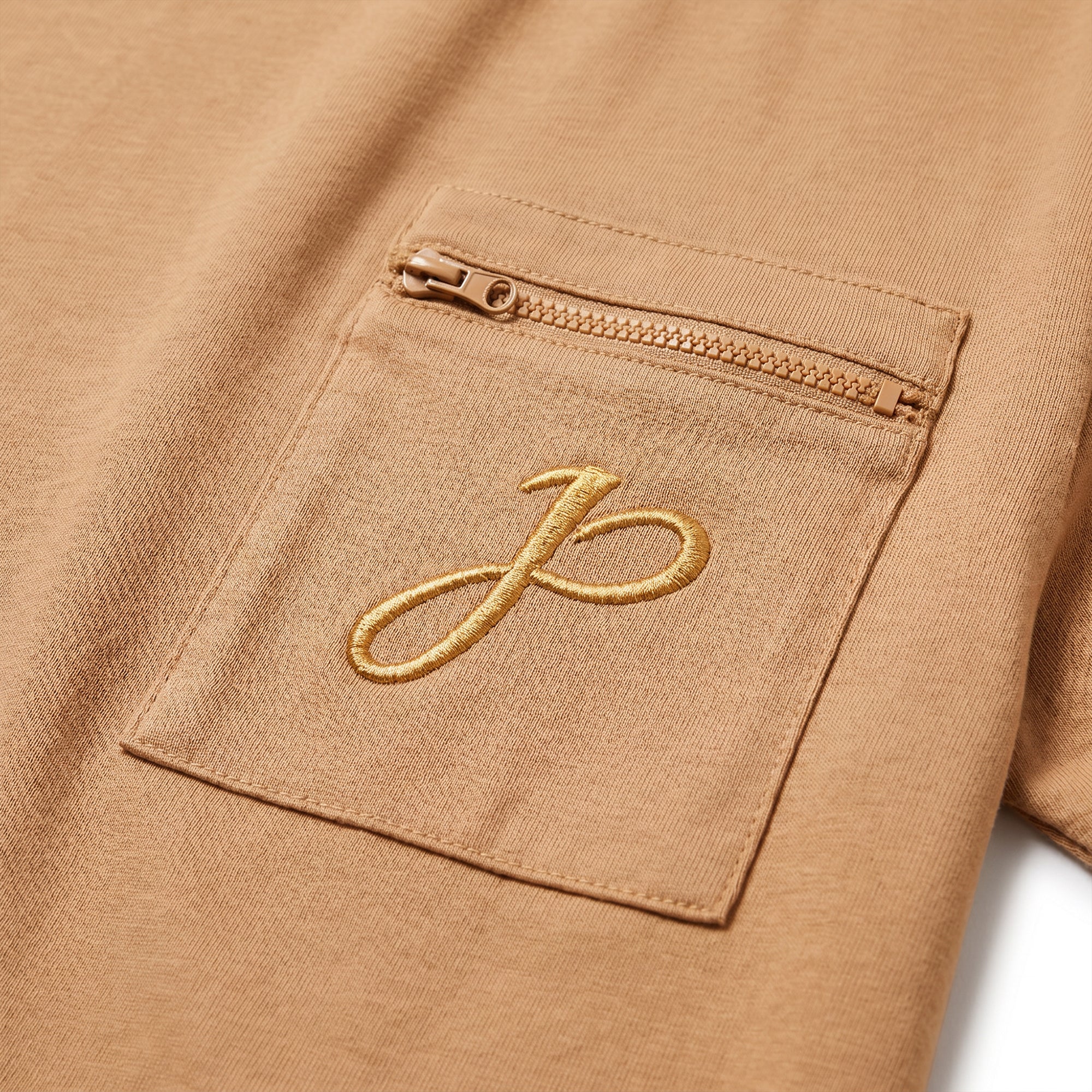 Beiges T Shirt mit Brusttasche, Reißverschluss und J Monogramm