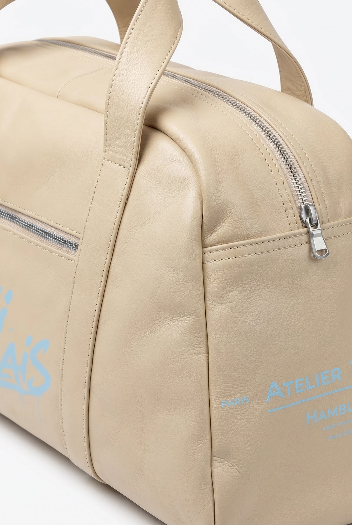 Beige Weekender Bag mit babyblauem JIMI PALAIS Monogram Print und Bowling Bag Form