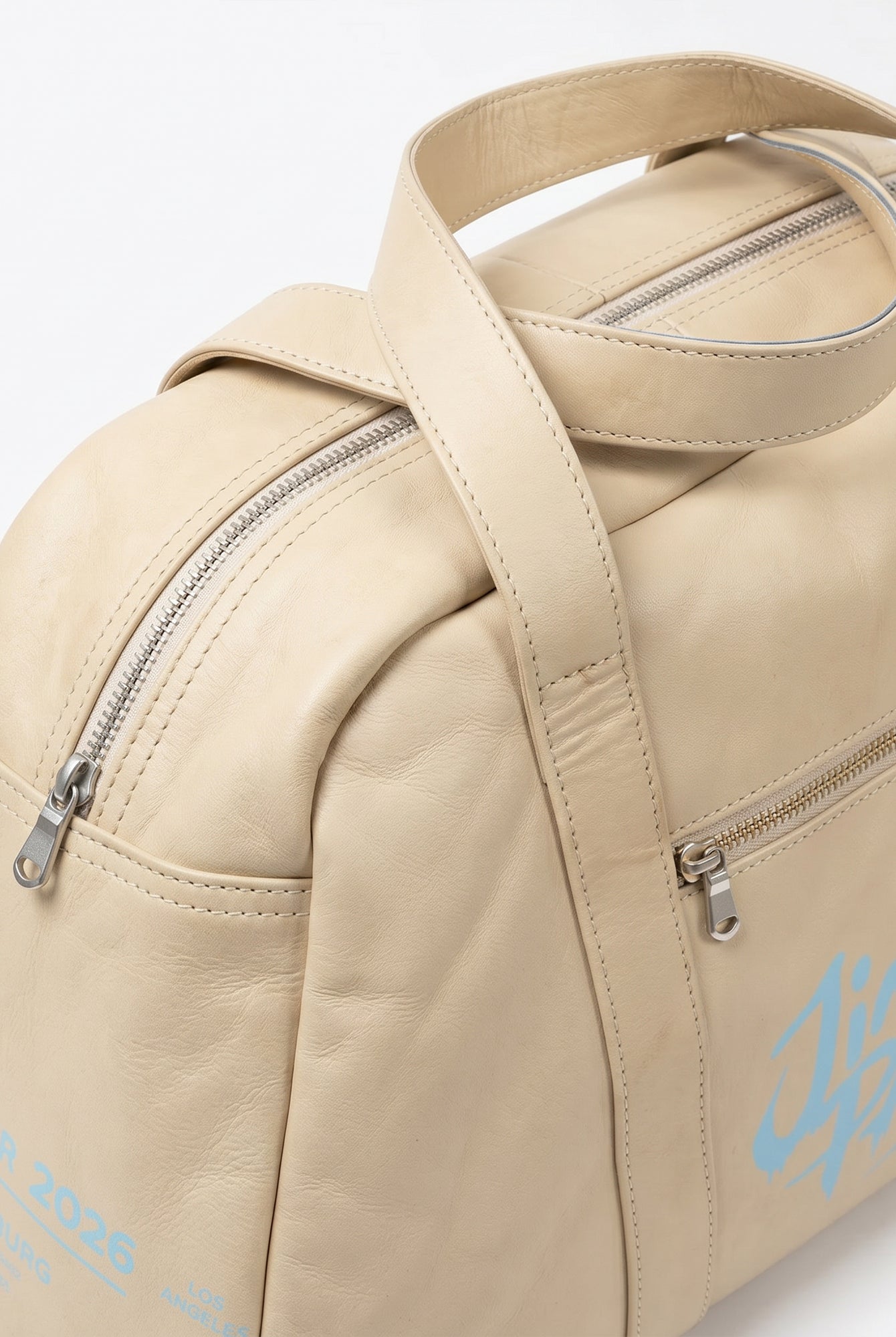 Beige Weekender Bag mit babyblauem JIMI PALAIS Monogram Print und Bowling Bag Form