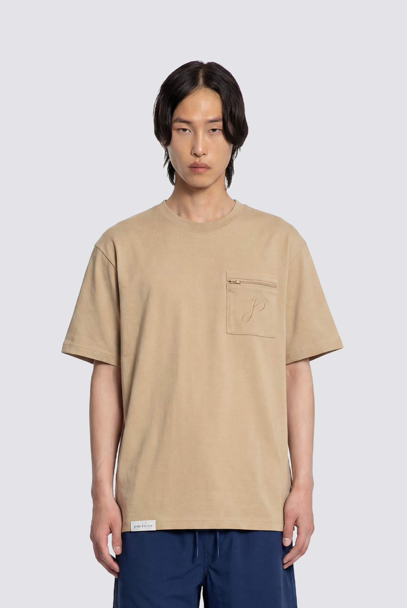 Beiges T Shirt mit Brusttasche, Reißverschluss und J Monogramm