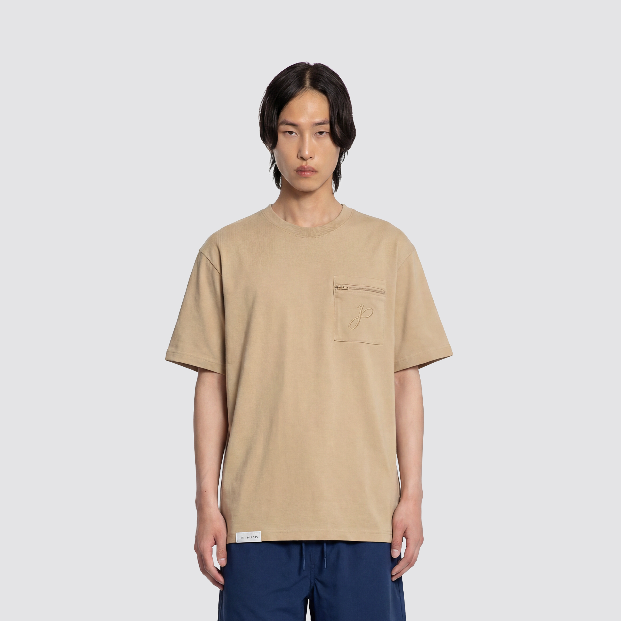 Beiges T Shirt mit Brusttasche, Reißverschluss und J Monogramm