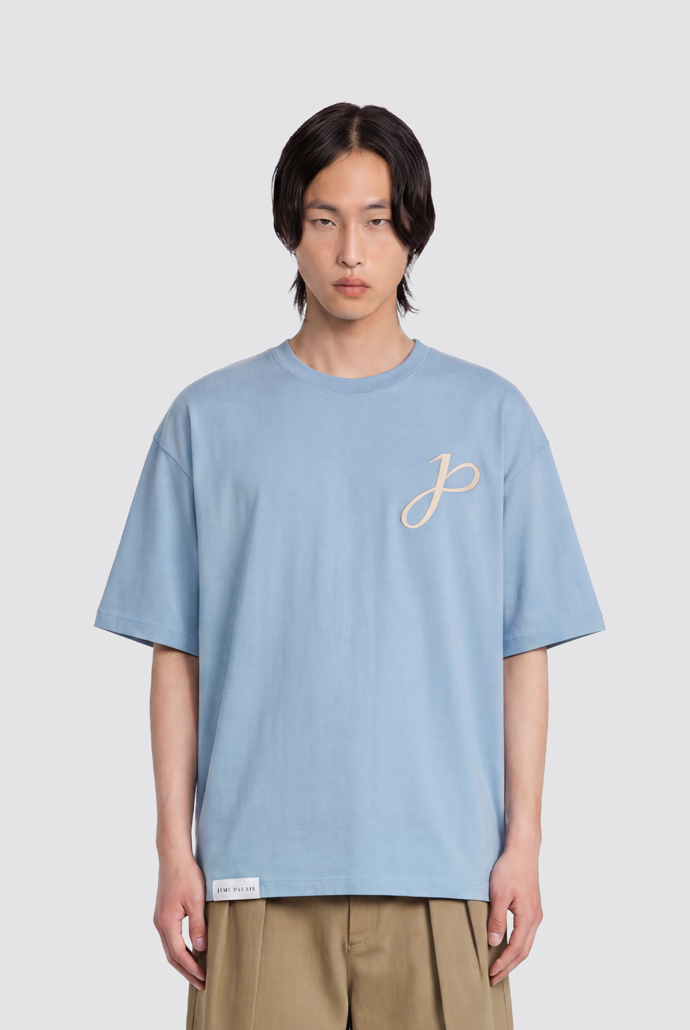 Babyblaues T Shirt mit J Monogramm und Schriftzug am Kragen