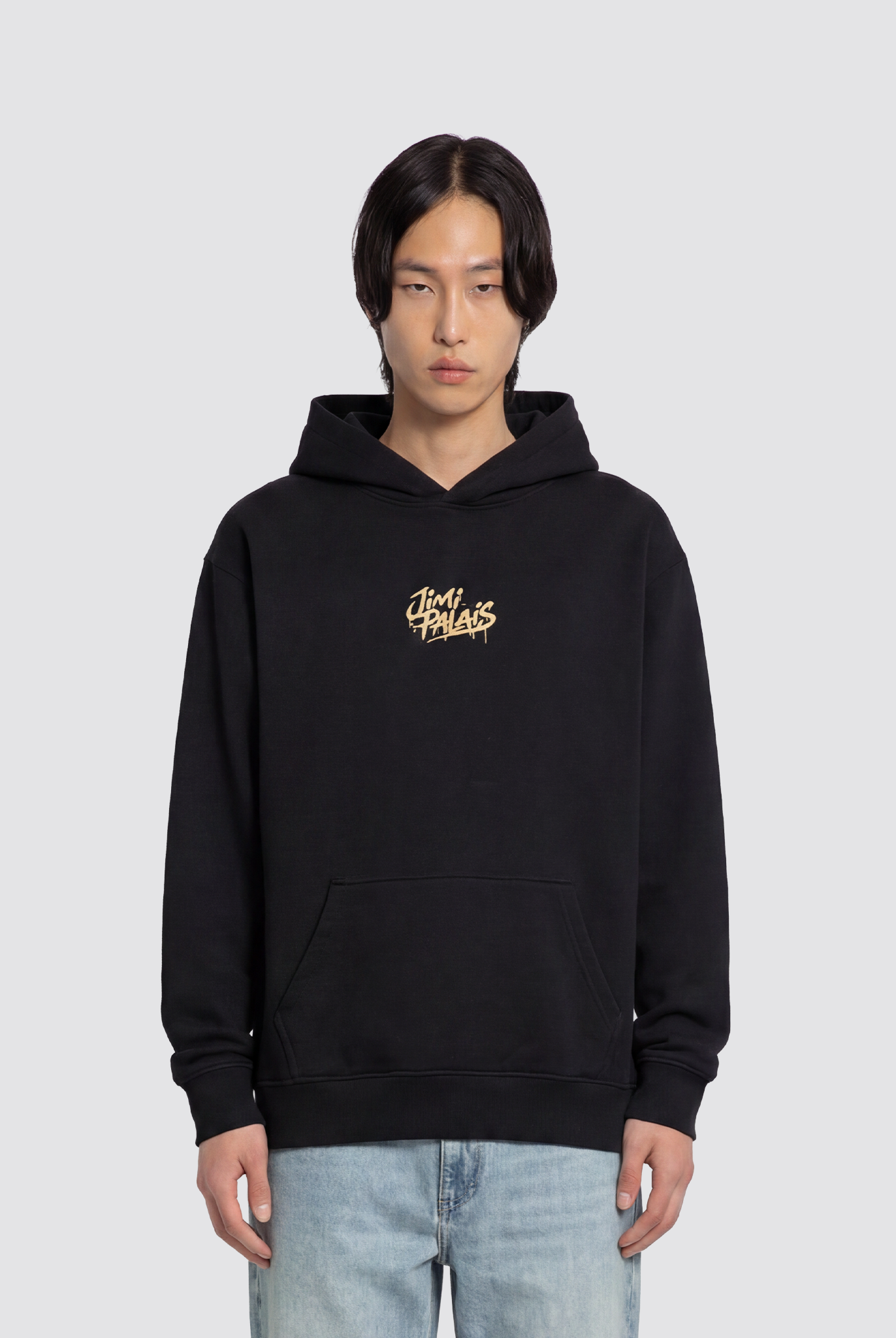 Schwarzer Hoodie mit kleinem Frontprint und großem Rückenprint