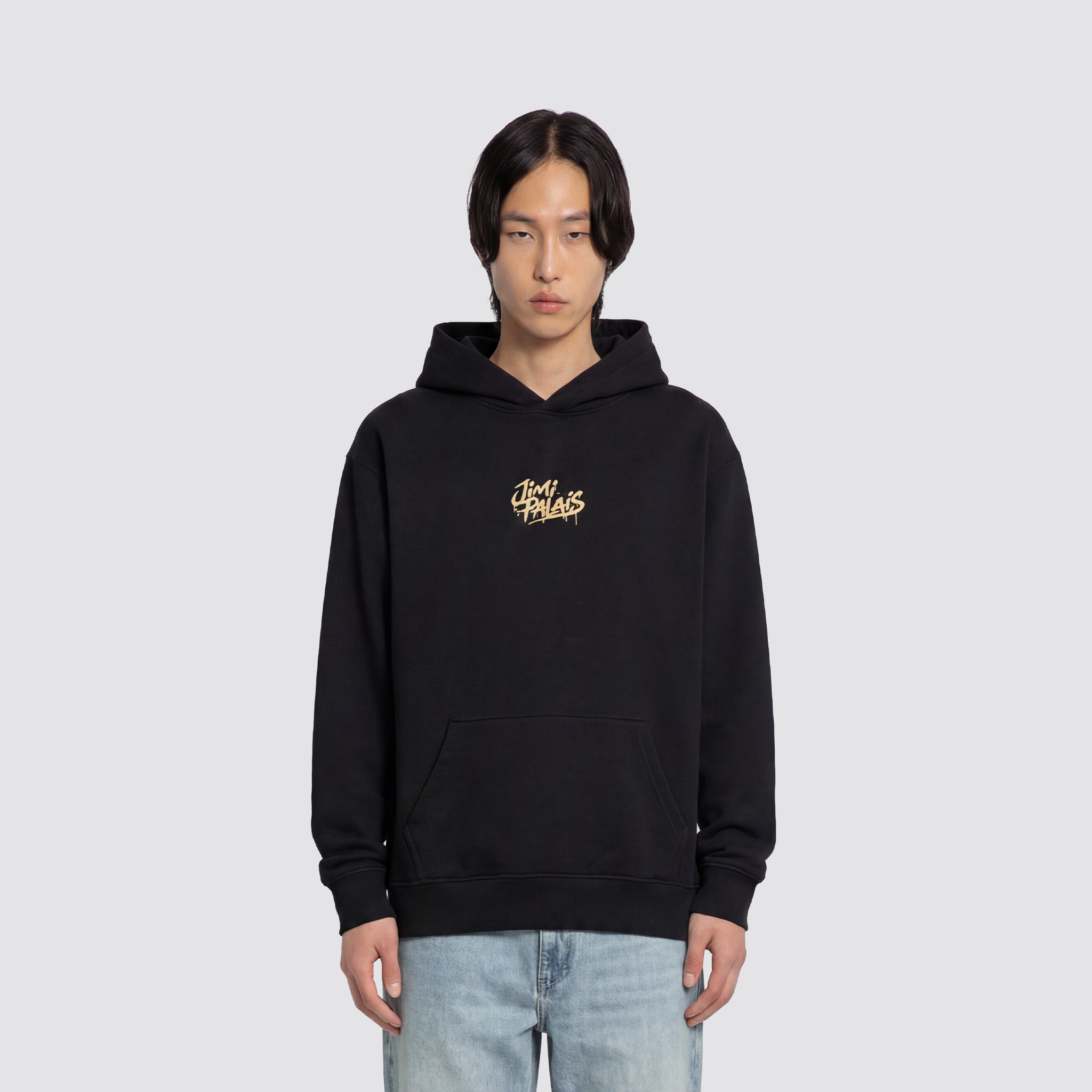 Schwarzer Hoodie mit kleinem Frontprint und großem Rückenprint