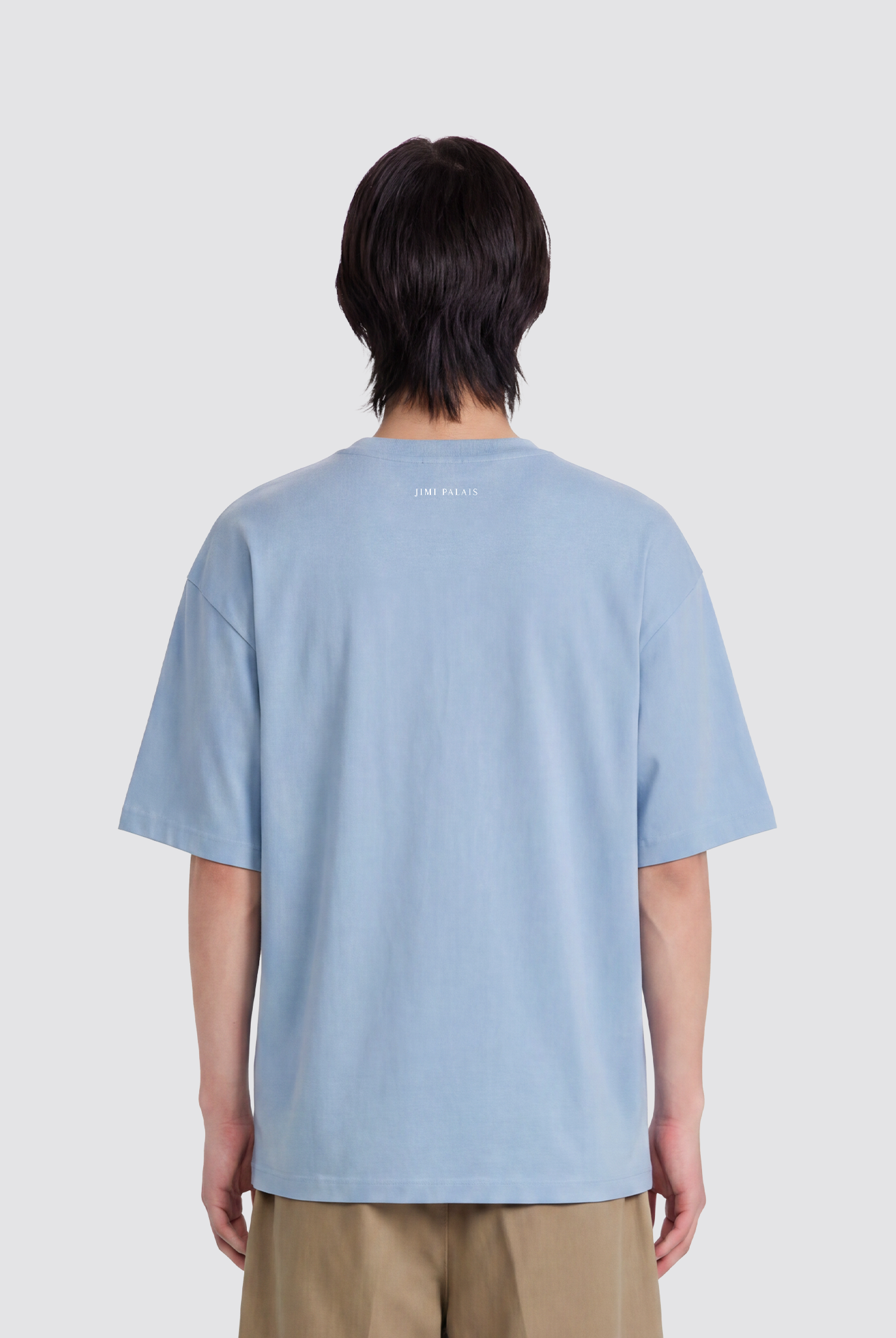 Babyblaues T Shirt mit J Monogramm und Schriftzug am Kragen