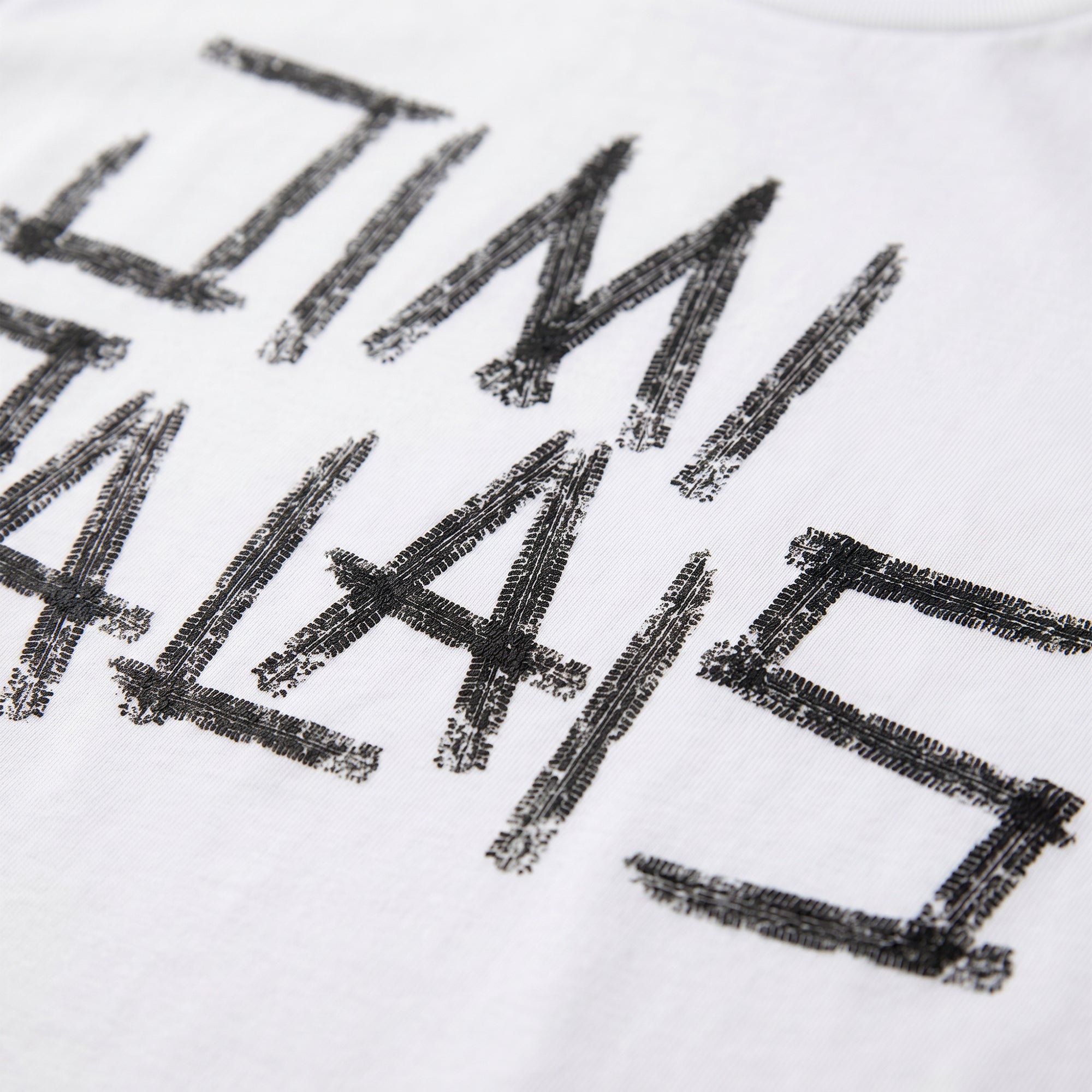 T-Shirt mit Reifenspuren-Backprint, JIMI PALAIS Textmotiv auf Rücken und Brust sowie Patch-Label auf der Vorderseite
