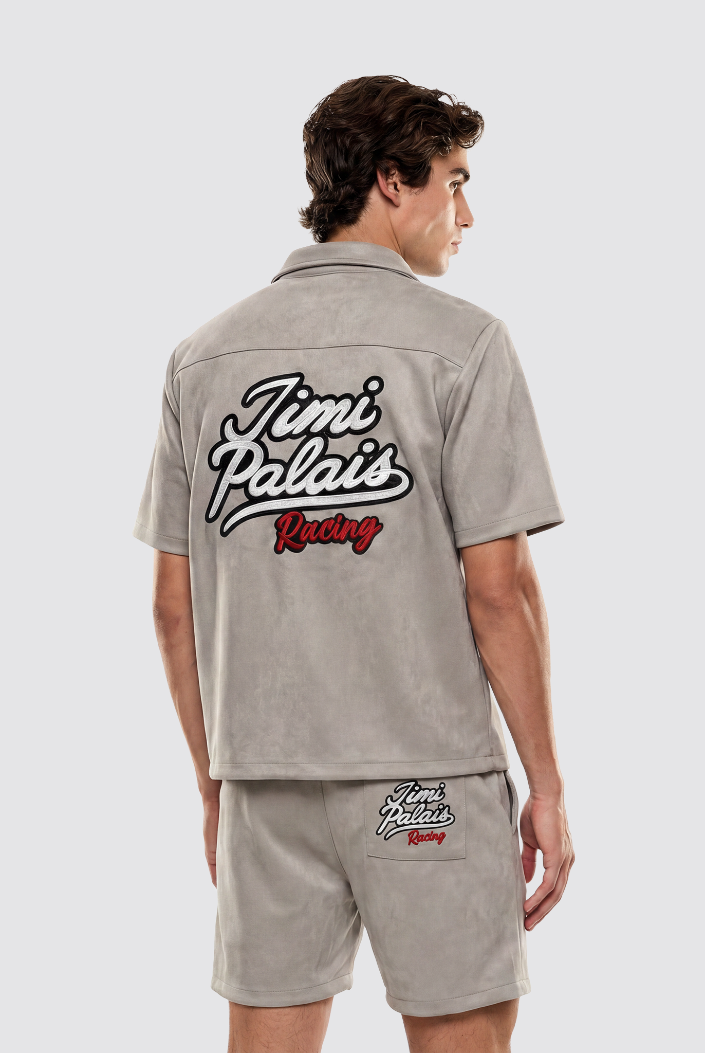 Shorts Rückansicht mit aufgesetzter Gesäßtasche und detaillierter Applikation