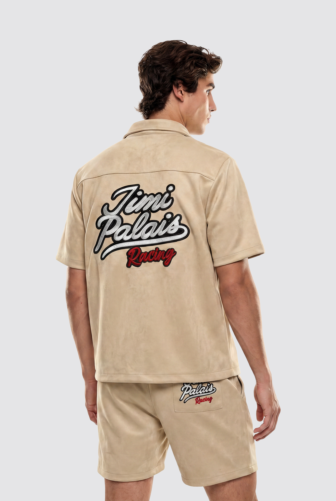 Shorts Rückansicht mit aufgesetzter Gesäßtasche und detaillierter Applikation