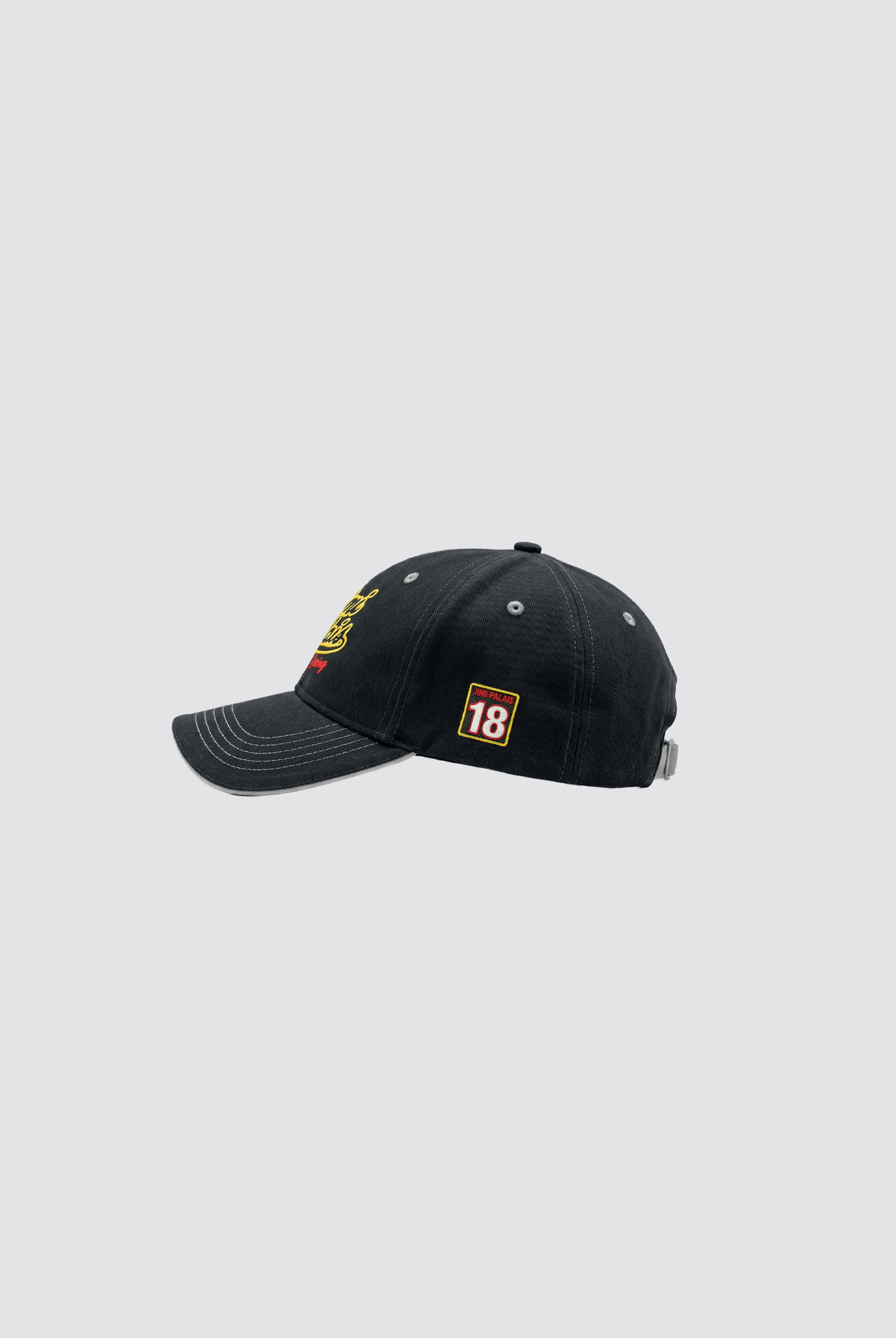 Cap mit detailreicher Stickerei und Patch auf der linken Seite