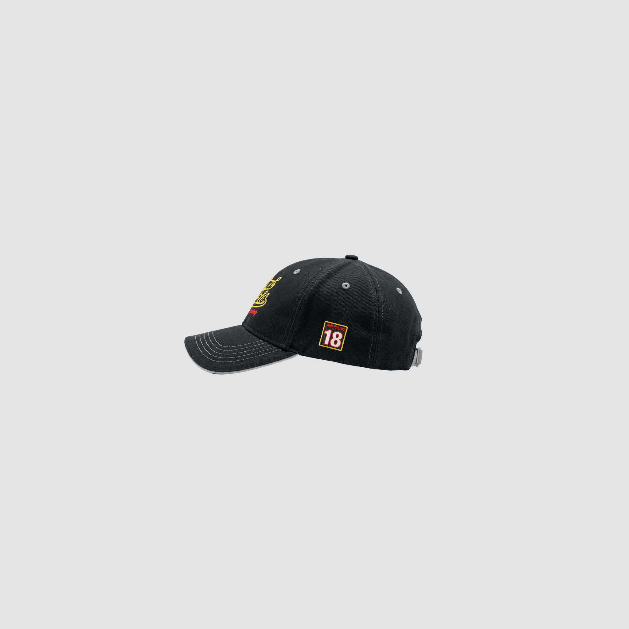 Cap mit detailreicher Stickerei und Patch auf der linken Seite