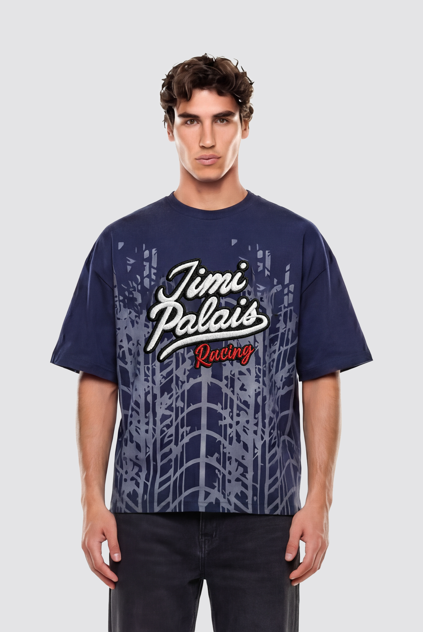 T Shirt mit Bruststickerei und dichtem Stoff in hochwertiger Verarbeitung auf der Vorderseite