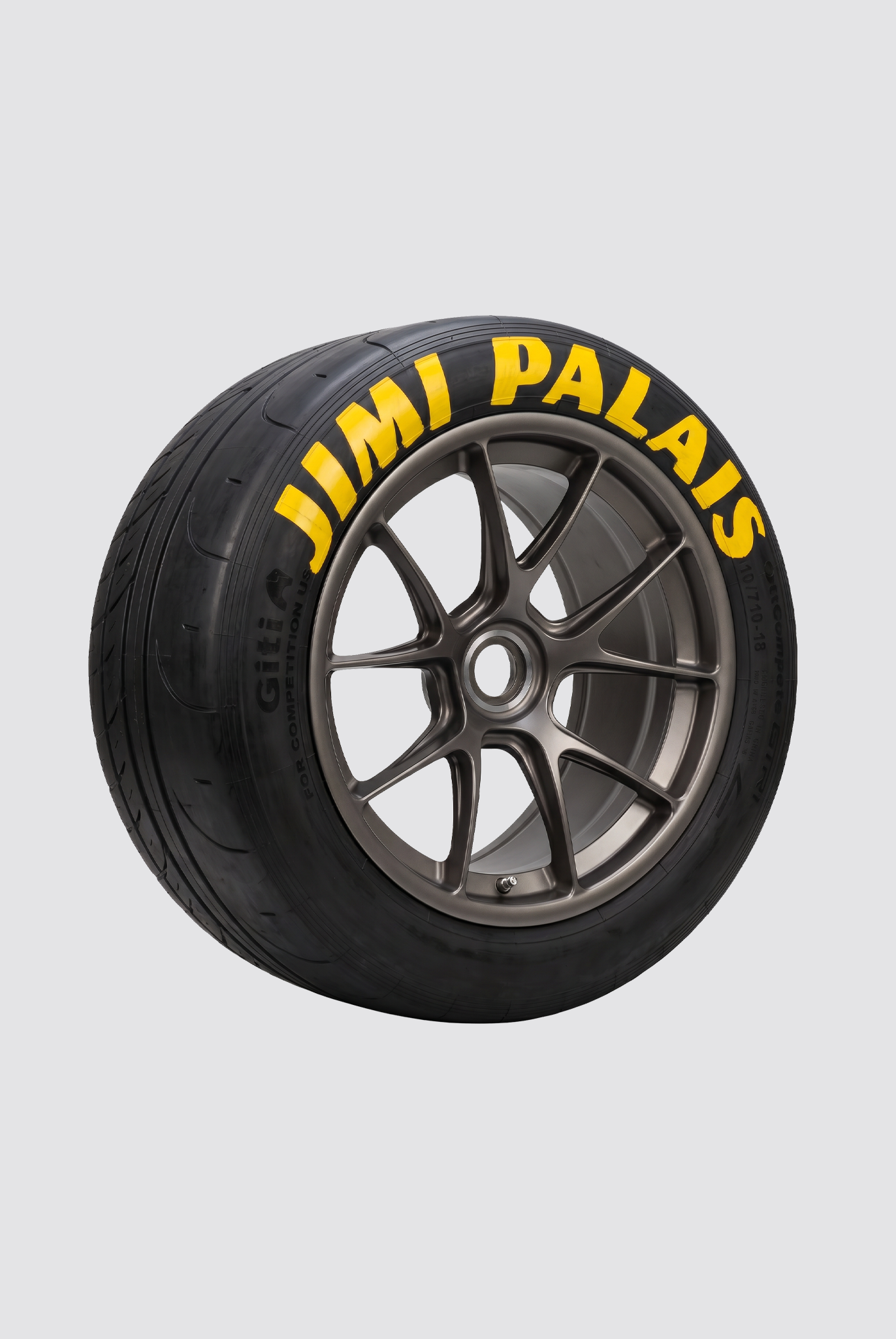 JIMI PALAIS 992 GT3 Cup Reifen mit gelbem Logo als Designobjekt für Interior und Motorsport Liebhaber