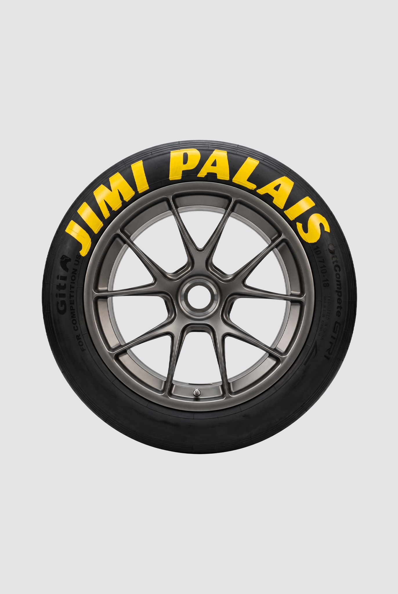 JIMI PALAIS 992 GT3 Cup Reifen mit gelbem Logo als Designobjekt für Interior und Motorsport Liebhaber
