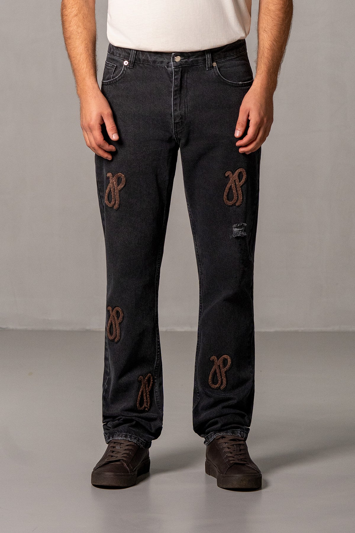 Herren Jeans Schwarz mit JIMI PALAIS Monogramm-Patches – Schwarz, Vorderansicht
