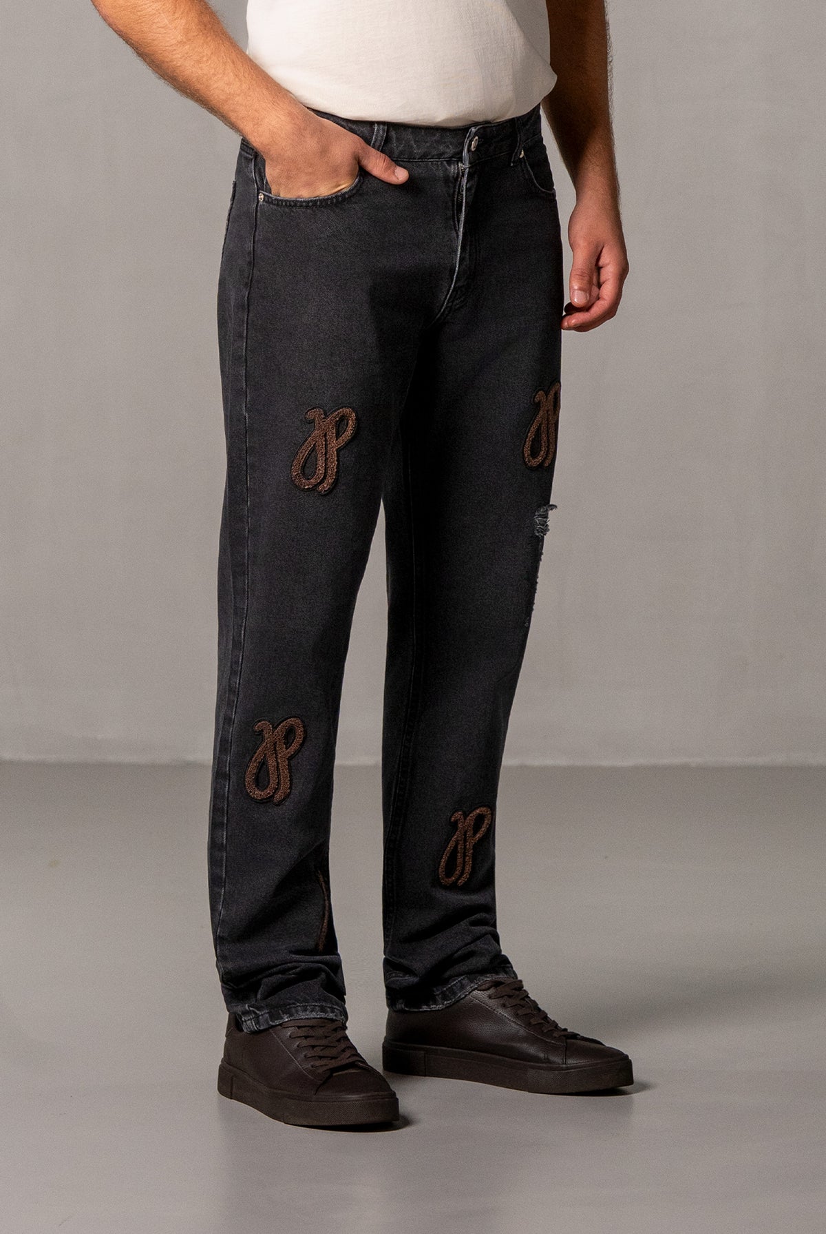 Herren Jeans Schwarz mit JIMI PALAIS Monogramm-Patches – Schwarz, Seitenansicht