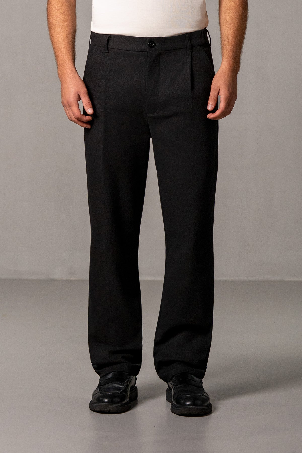 Herren Jeans Schwarz mit Bundfalte – Schwarz, Vorderansicht