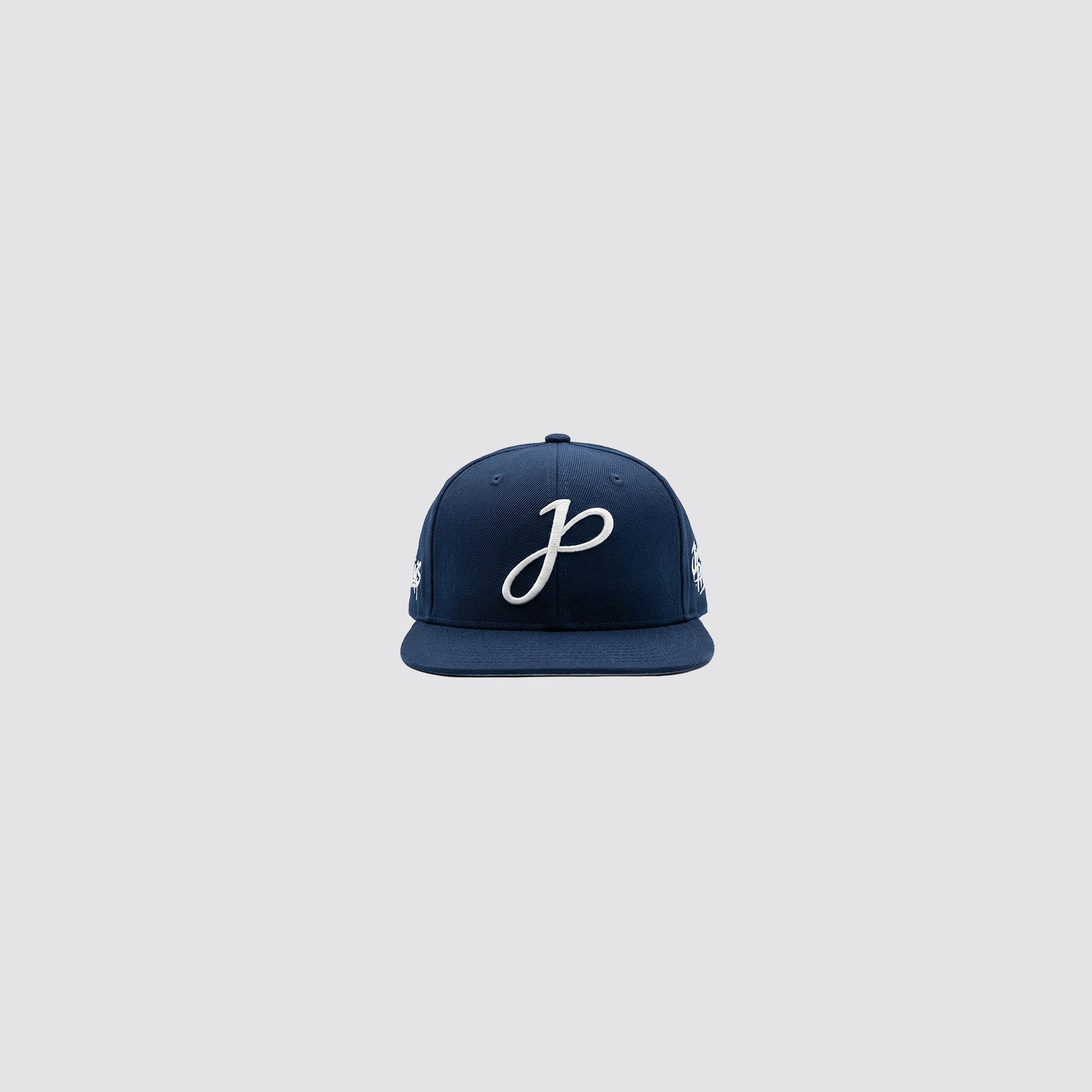 Marineblaue Snapback mit J Monogramm und Stickerei hinten