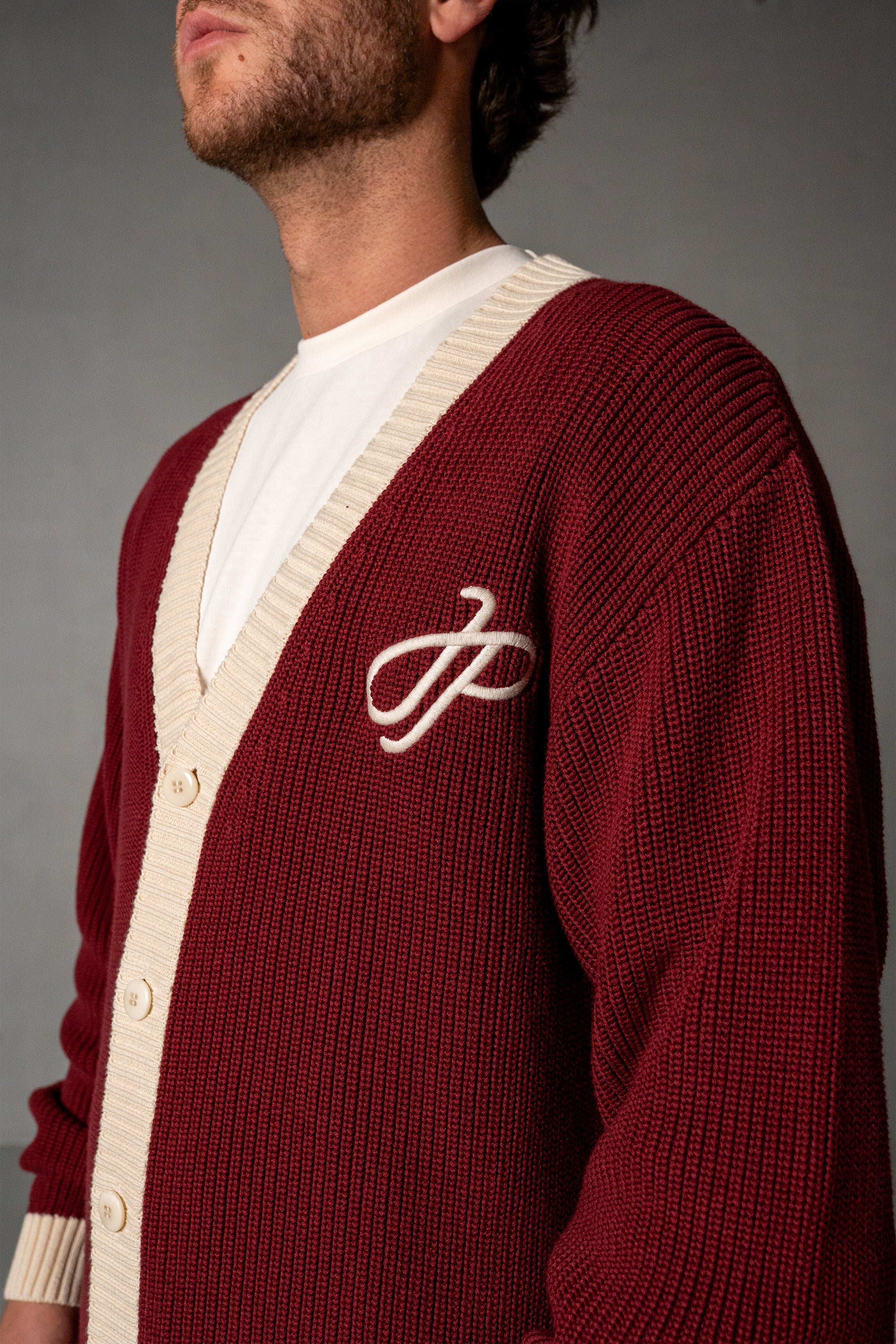 Herren Cardigan mit JIMI PALAIS Applikation – Bordeauxrot, Detail