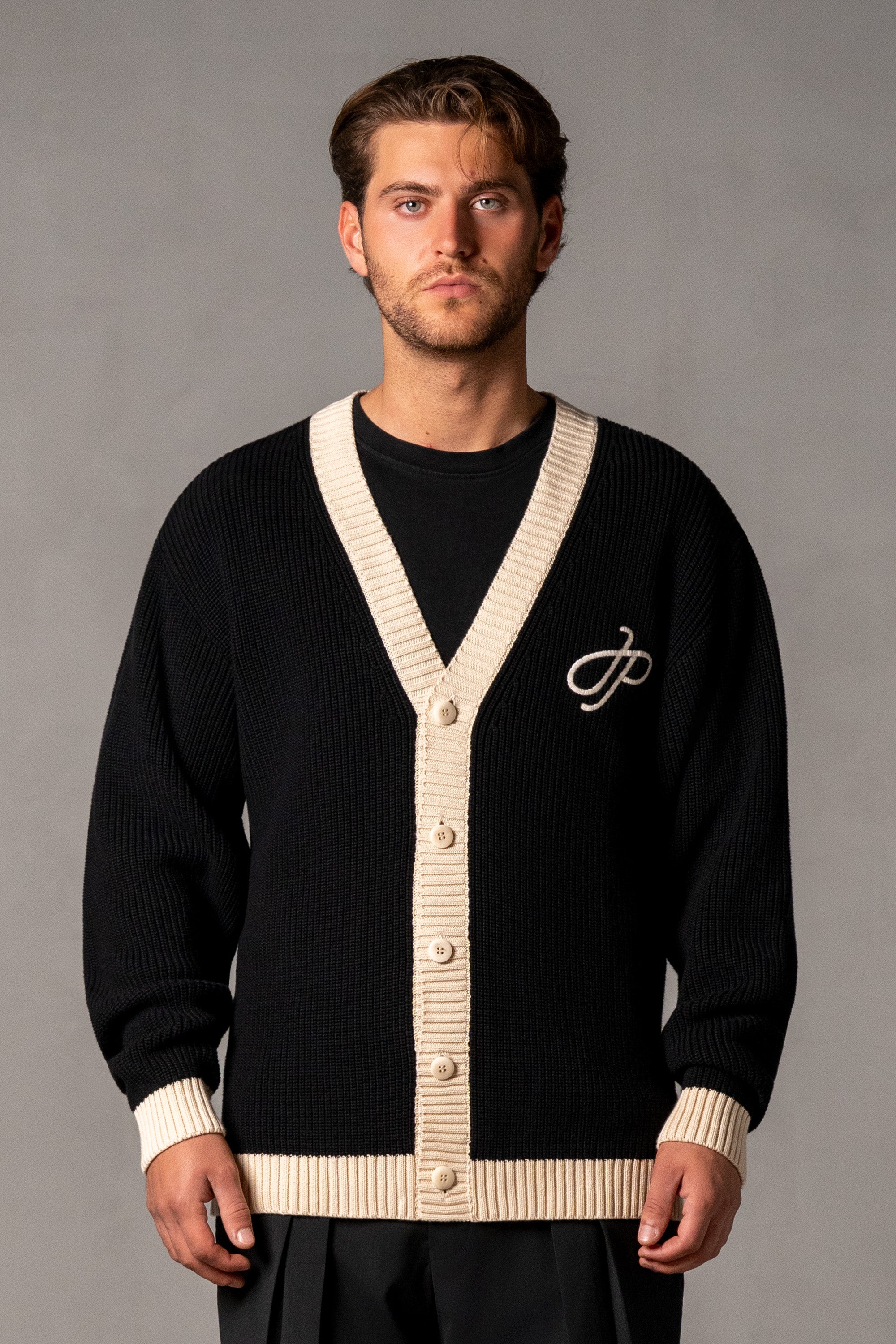 Herren Cardigan mit JIMI PALAIS Applikation – Schwarz, Vorderansicht
