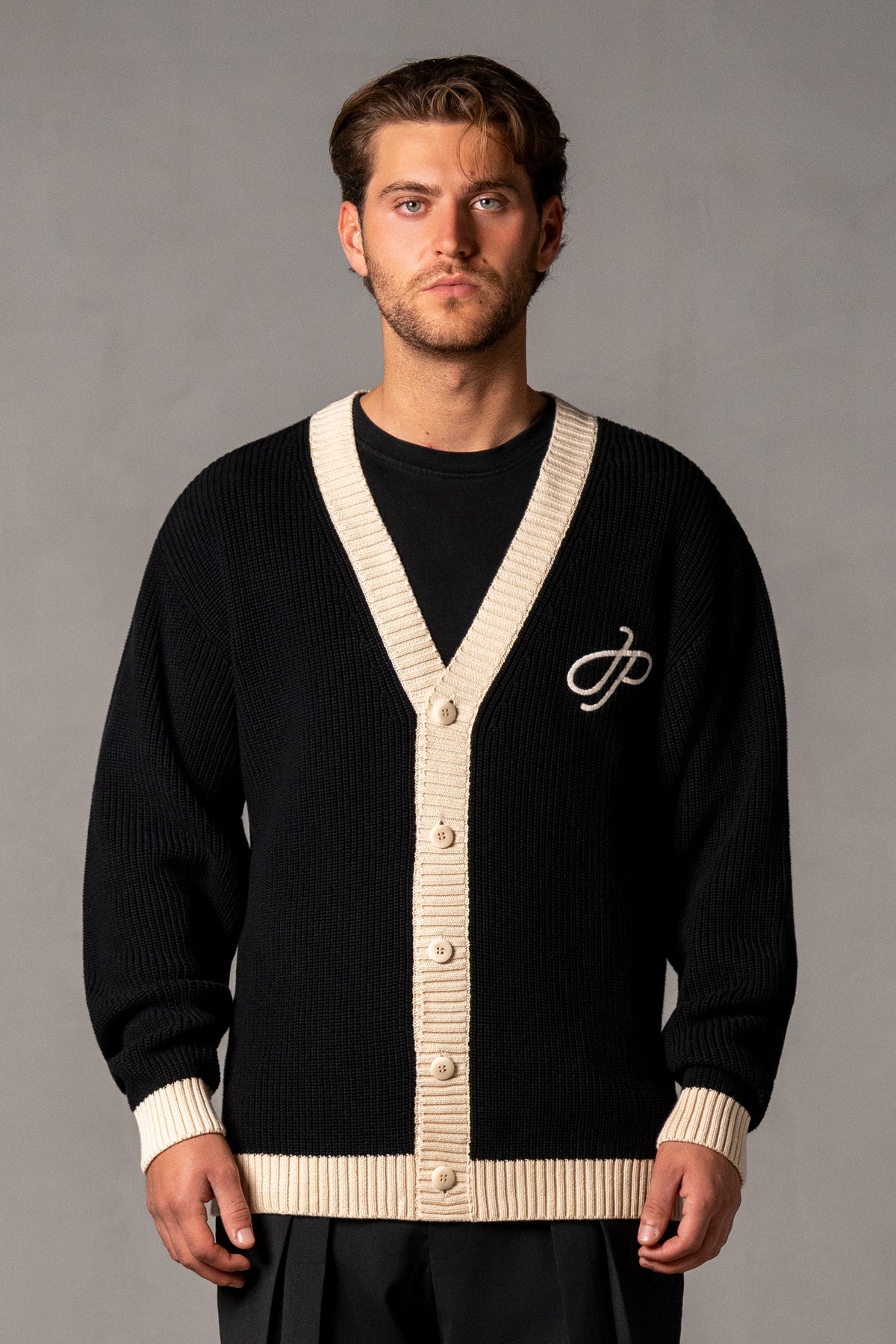 Herren Cardigan mit JIMI PALAIS Applikation – Schwarz, Vorderansicht