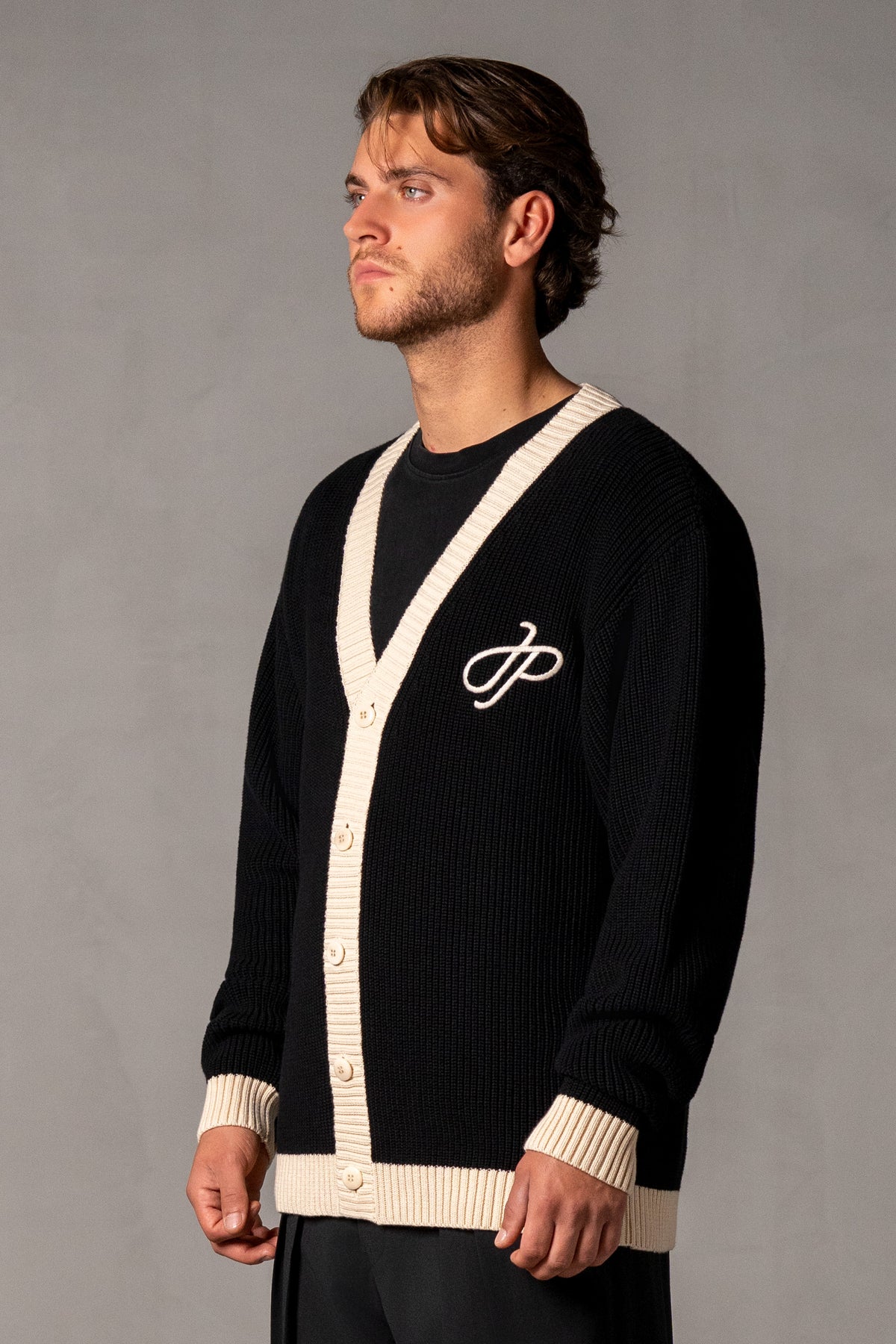 Herren Cardigan mit JIMI PALAIS Applikation – Schwarz, Seitenansicht