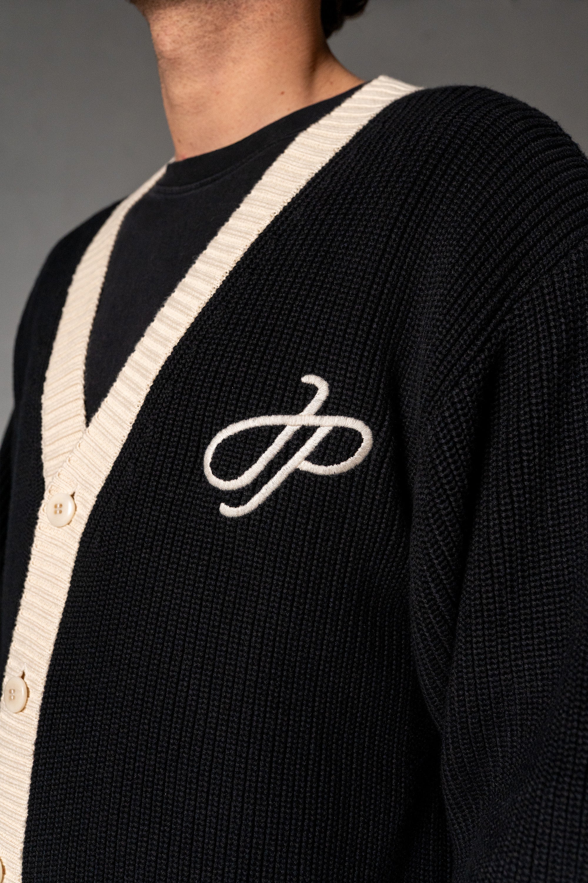 Herren Cardigan mit JIMI PALAIS Applikation – Schwarz, Detail