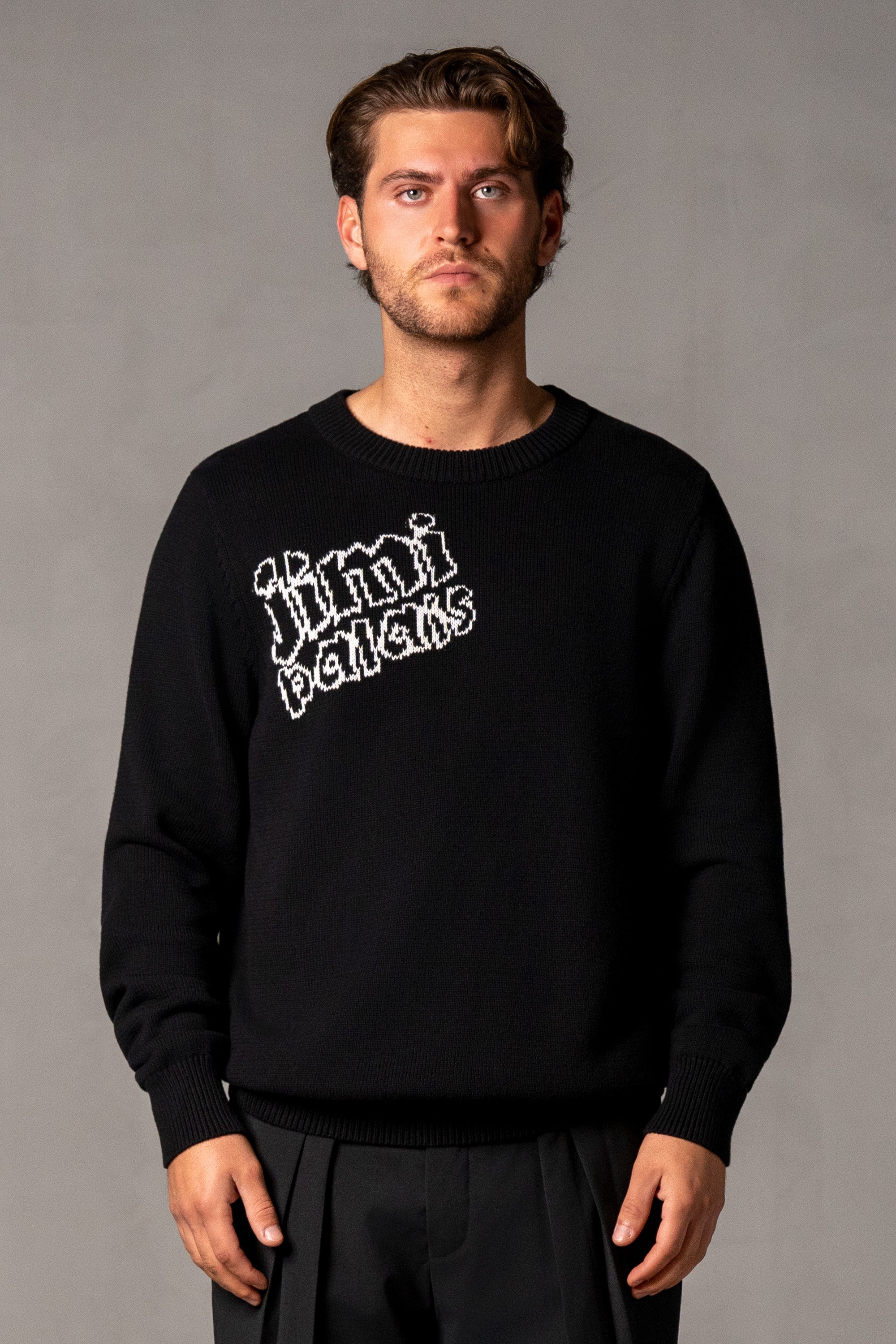 Herren Strick-Sweater mit JIMI PALAIS Jacquard-Logo – Schwarz, Vorderansicht