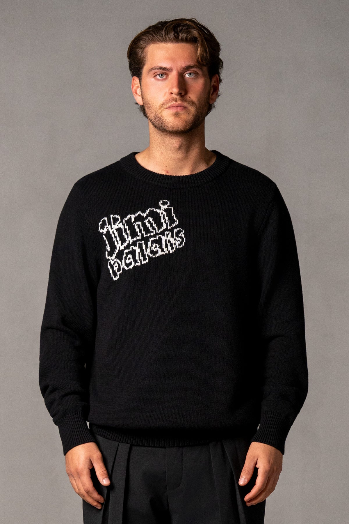 Herren Strick-Sweater mit JIMI PALAIS Jacquard-Logo – Schwarz, Vorderansicht