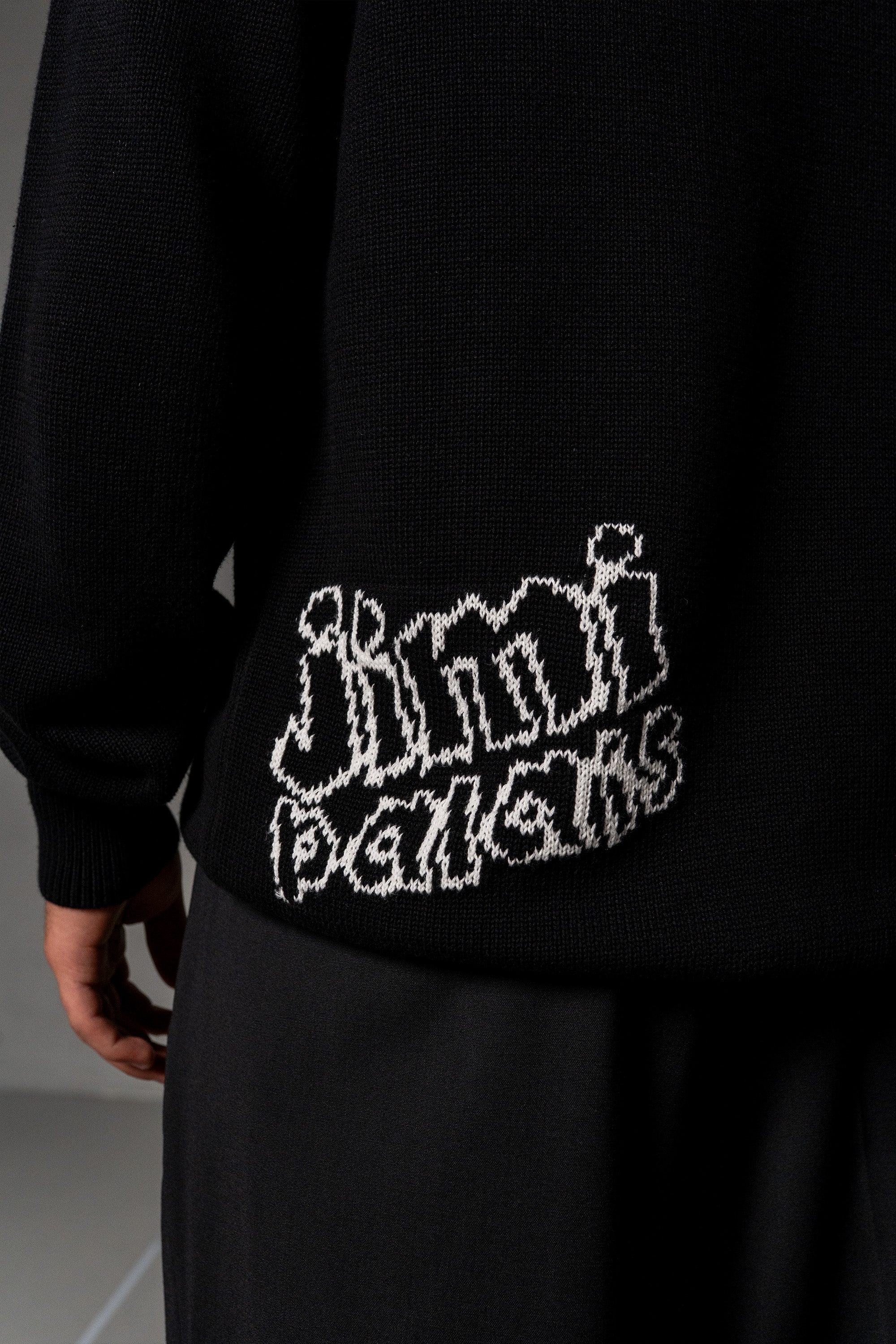Herren Strick-Sweater mit JIMI PALAIS Jacquard-Logo – Schwarz, Detail
