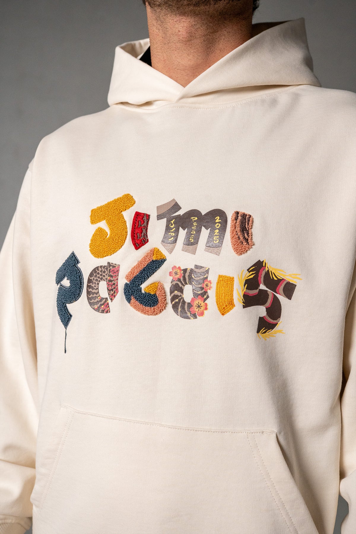Herren Hoodie Beige mit JIMI PALAIS Mixed-Technik-Logo – Beige, Detail