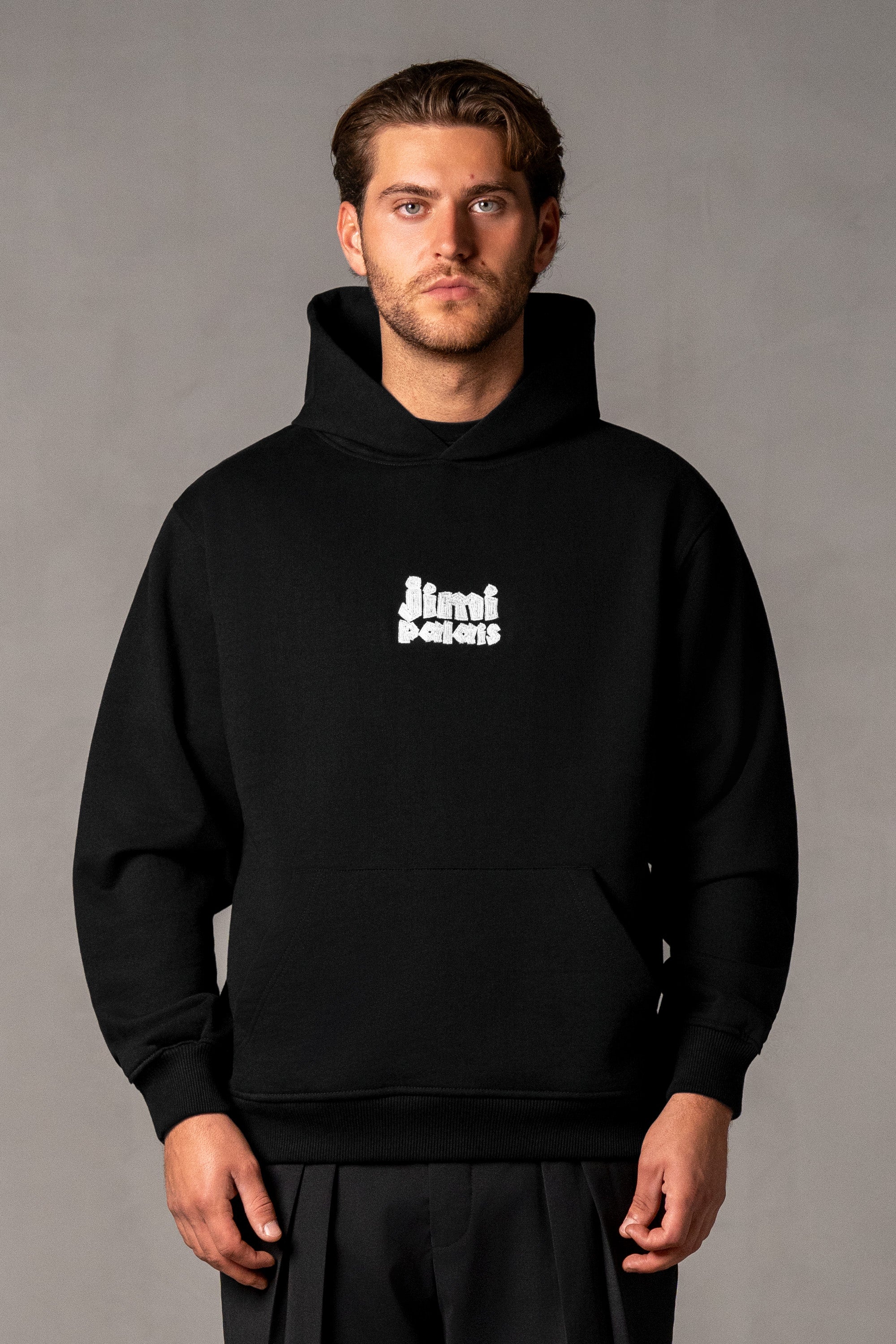 Herren Hoodie Schwarz mit JIMI PALAIS Stick – Schwarz, Vorderansicht