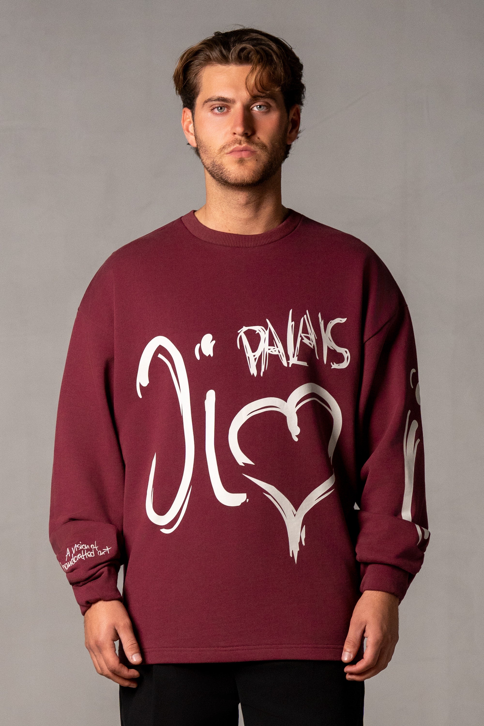 Herren Sweatshirt mit JIMI PALAIS Love-Typografie – Bordeauxrot, Vorderansicht